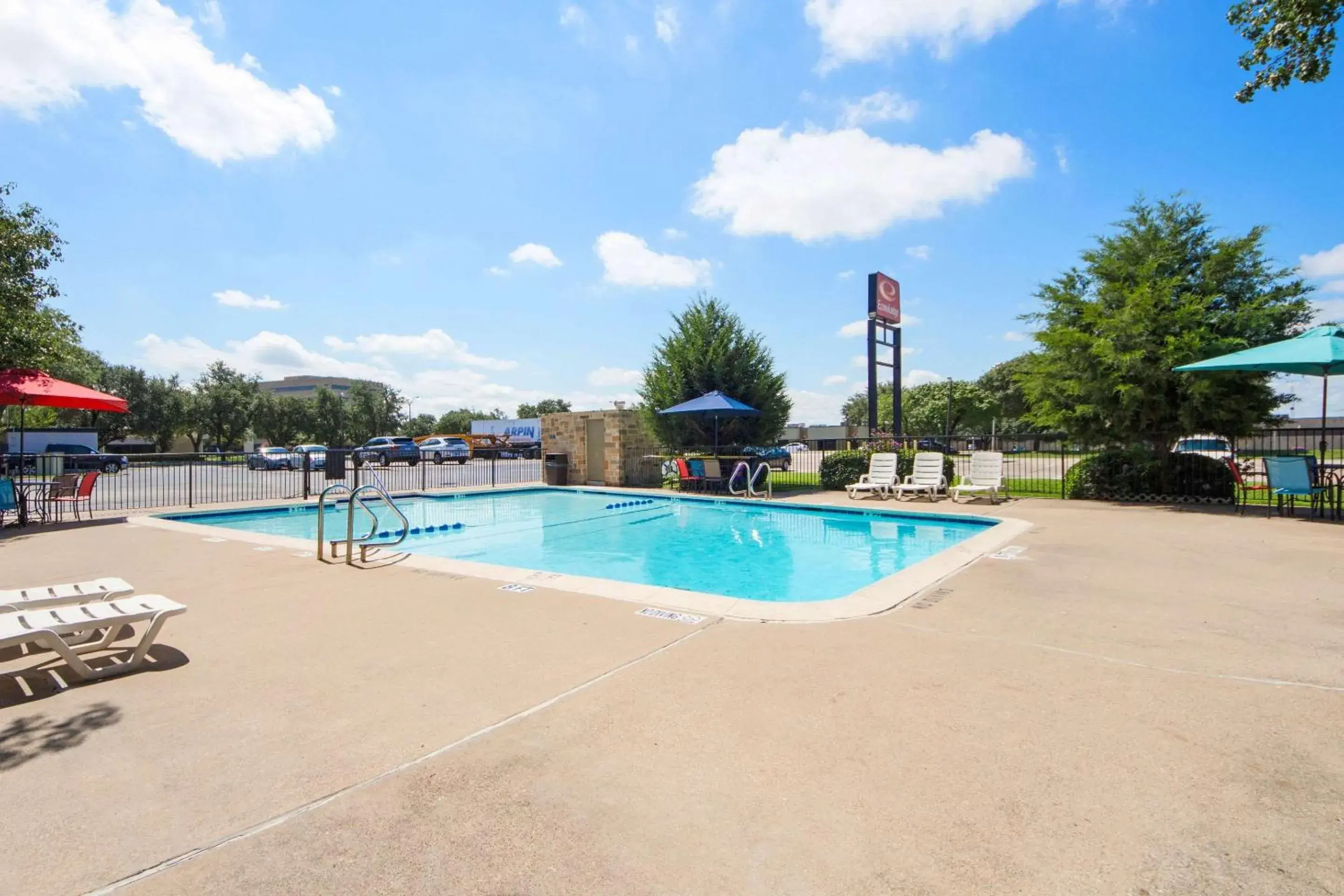 On site, Swimming Pool in Econo Lodge Airport I-35 North