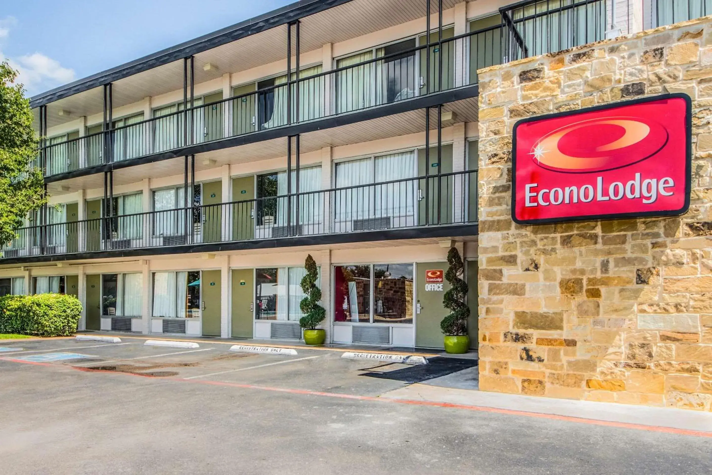 Property Building in Econo Lodge Airport I-35 North