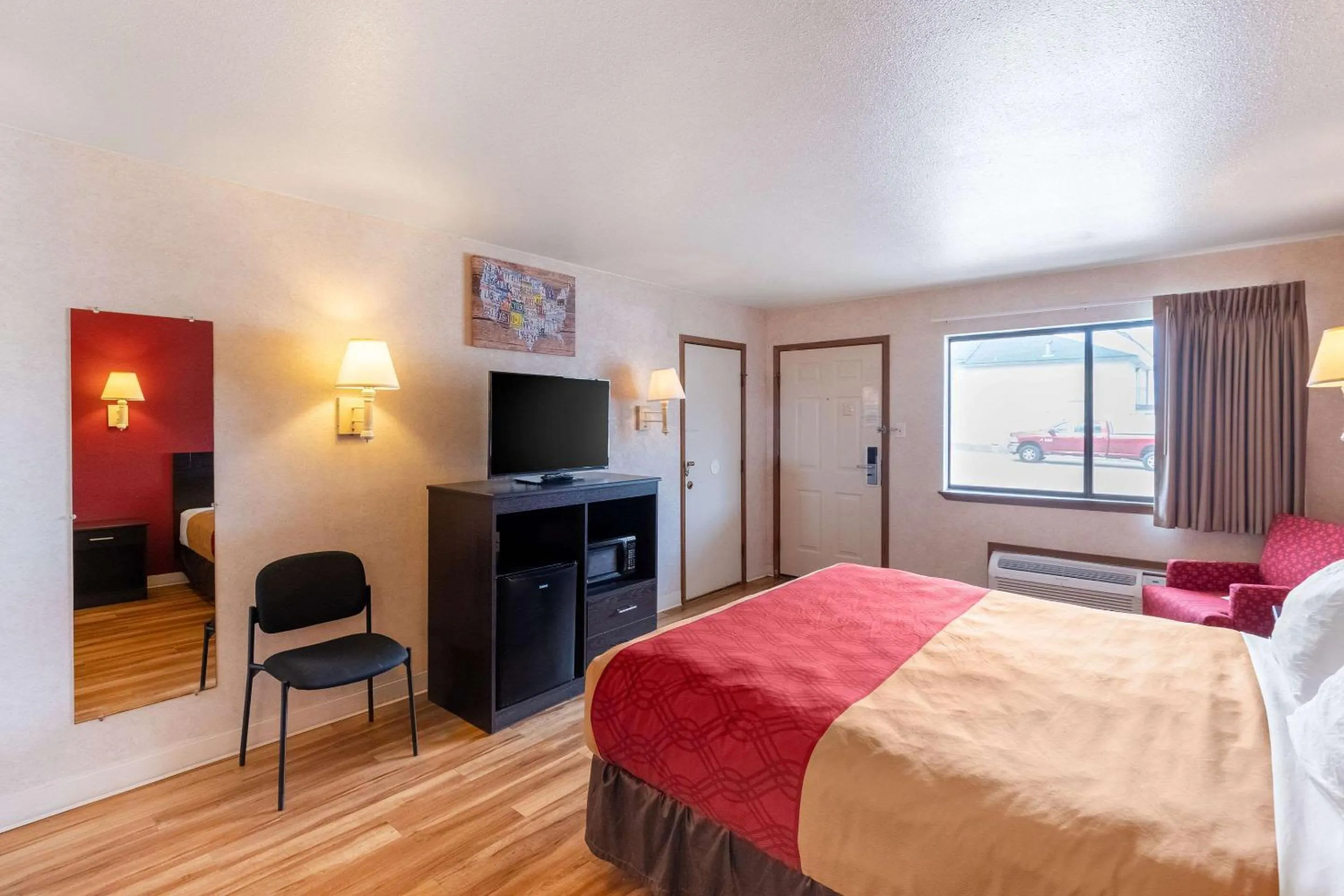 Bedroom, Bed in Econo Lodge Fredericksburg