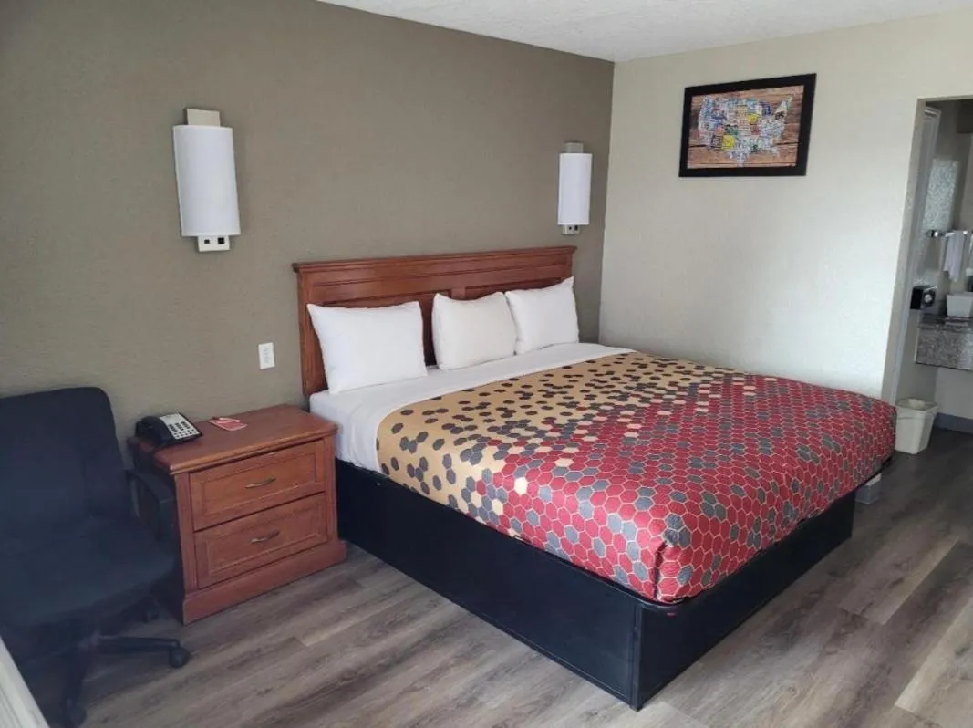 Bed in Econo Lodge Temple