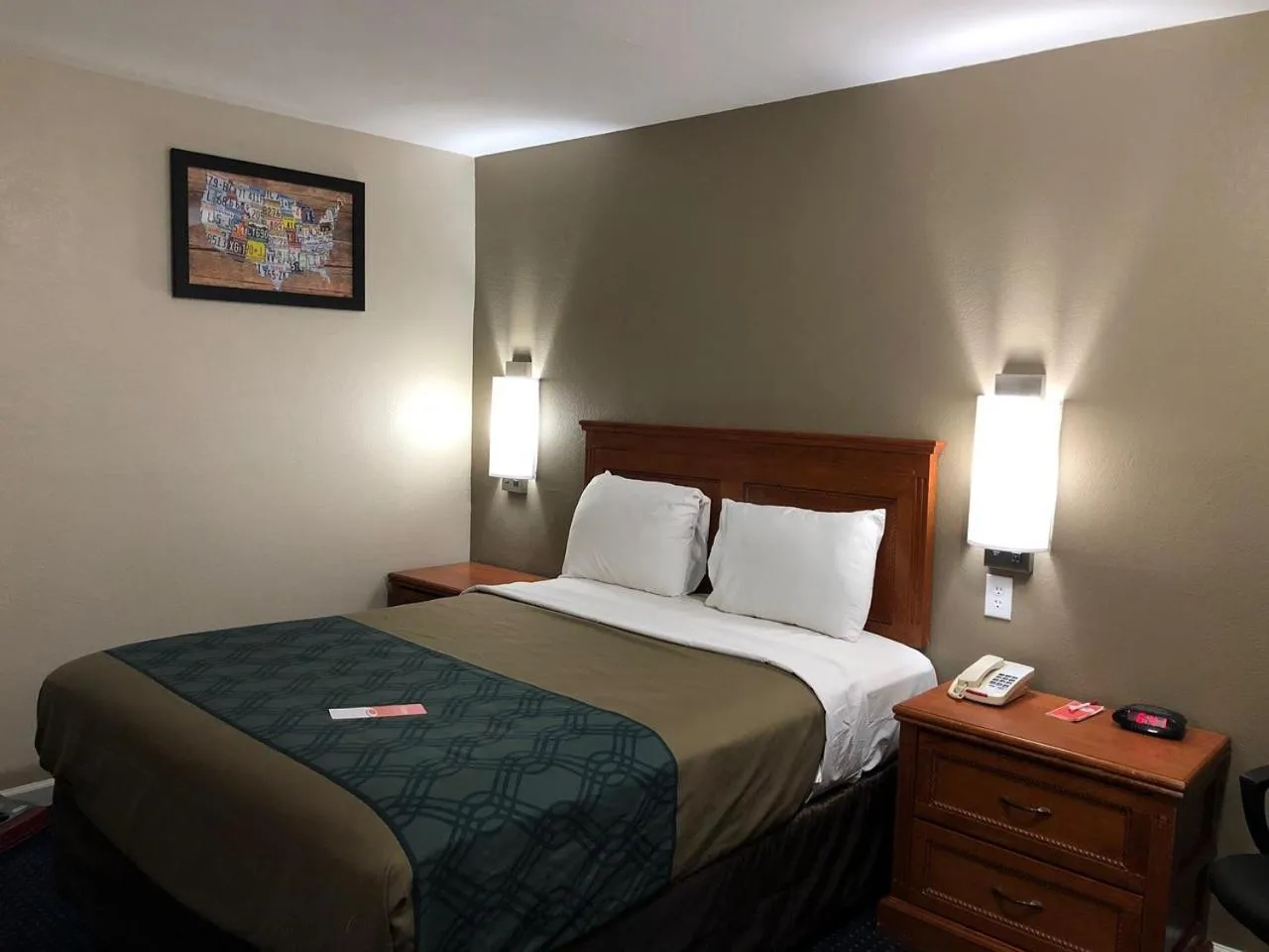 Bed in Econo Lodge Temple