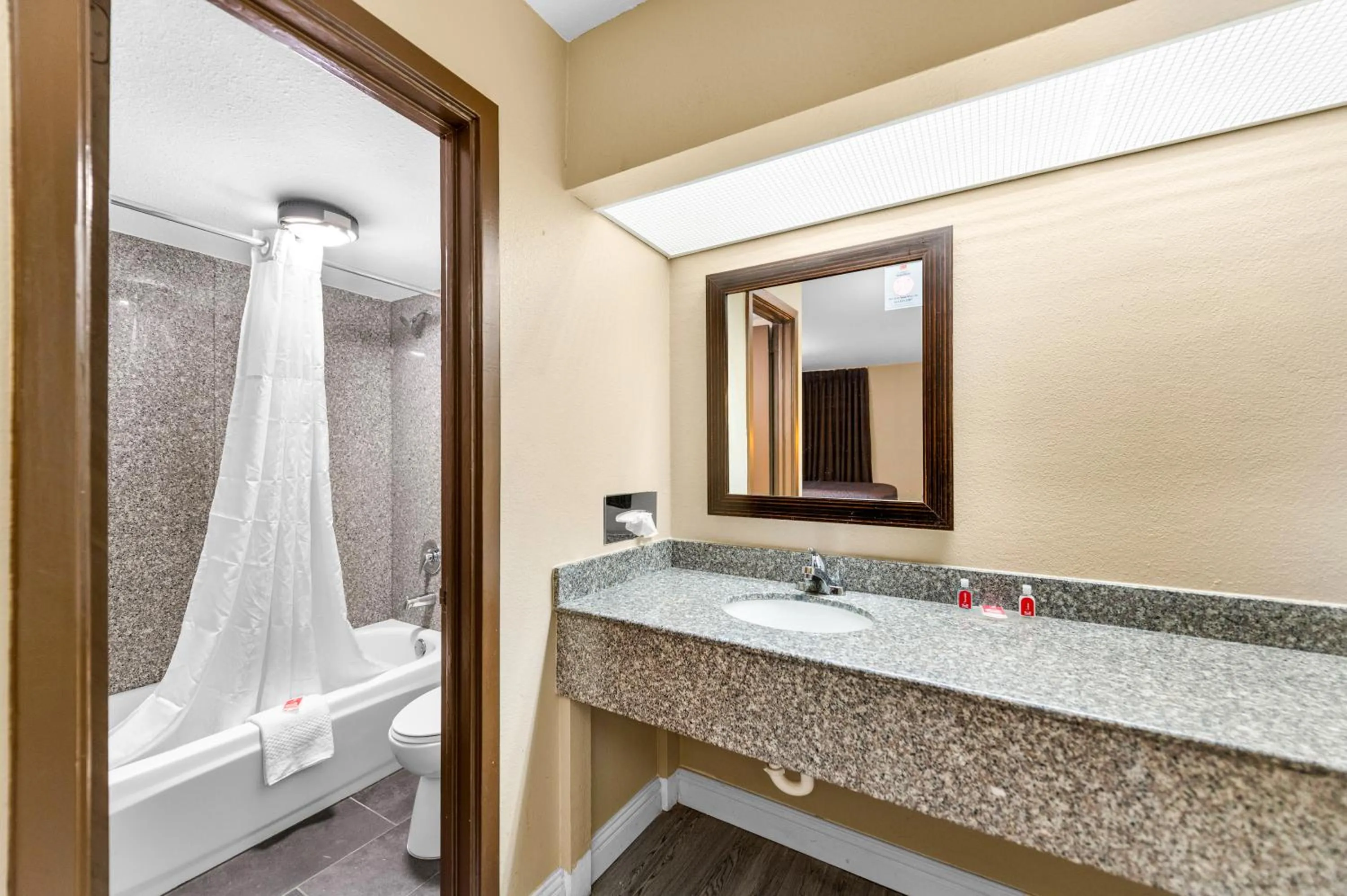 Bathroom in Econo Lodge Texarkana I-30