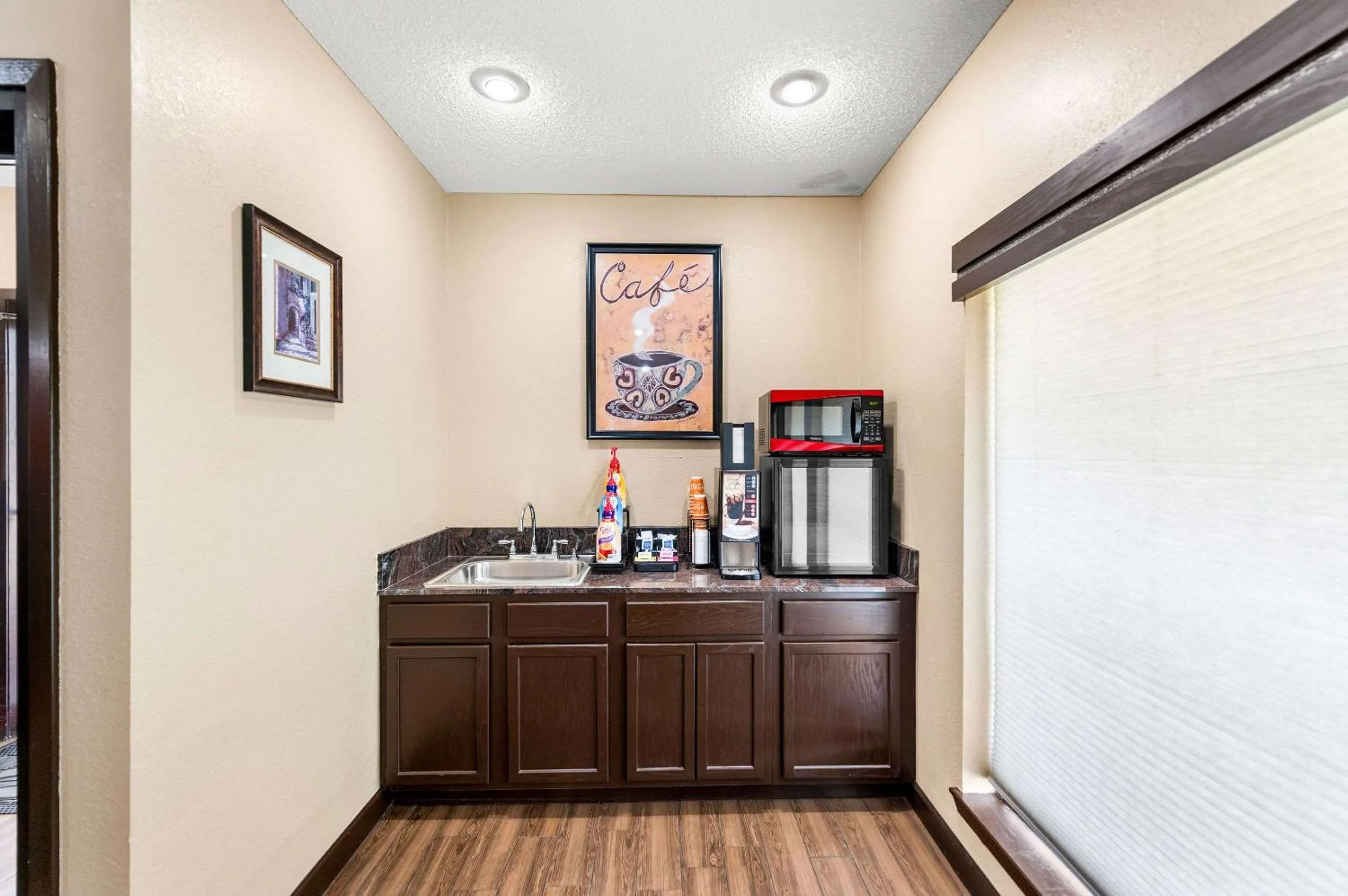 Breakfast in Econo Lodge Texarkana I-30