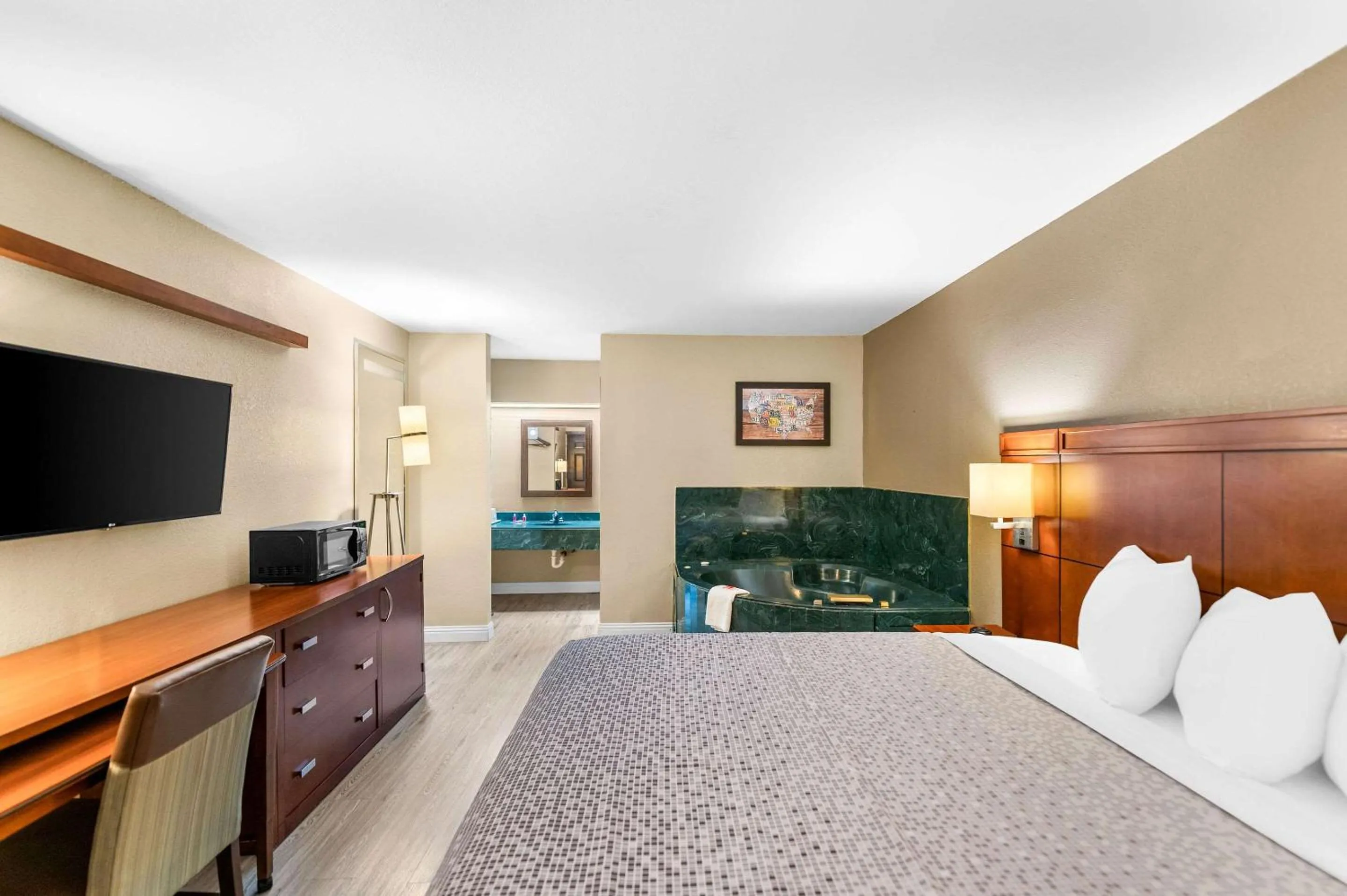 Bedroom, Bed in Econo Lodge Texarkana I-30