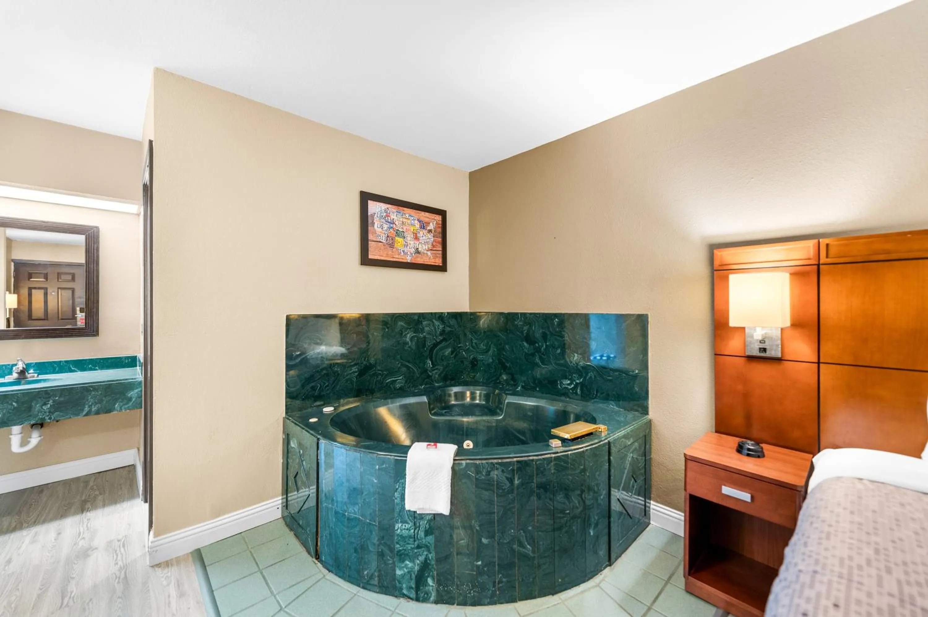 Hot Tub in Econo Lodge Texarkana I-30