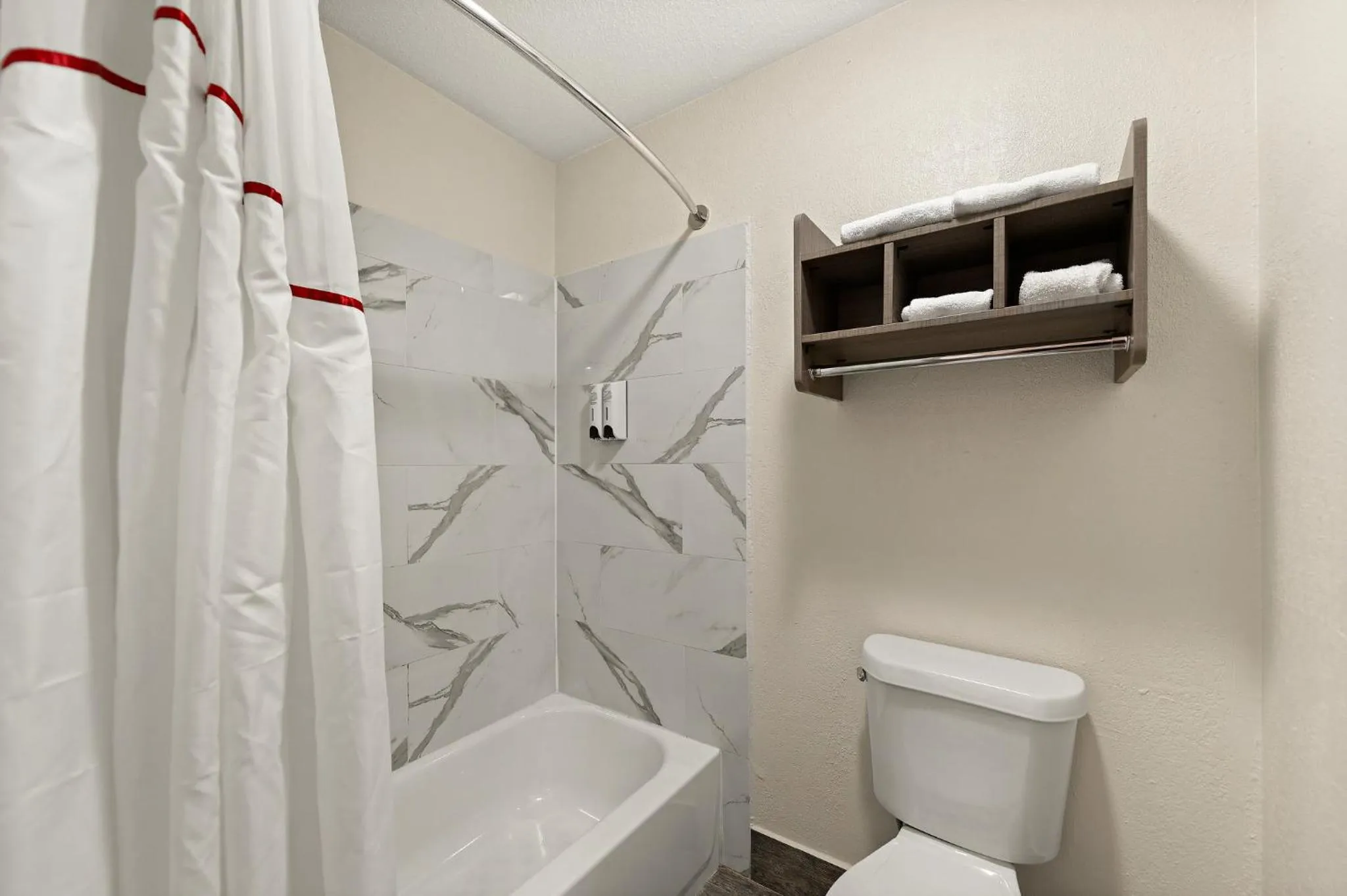 Bathroom in Red Roof Inn Nacogdoches