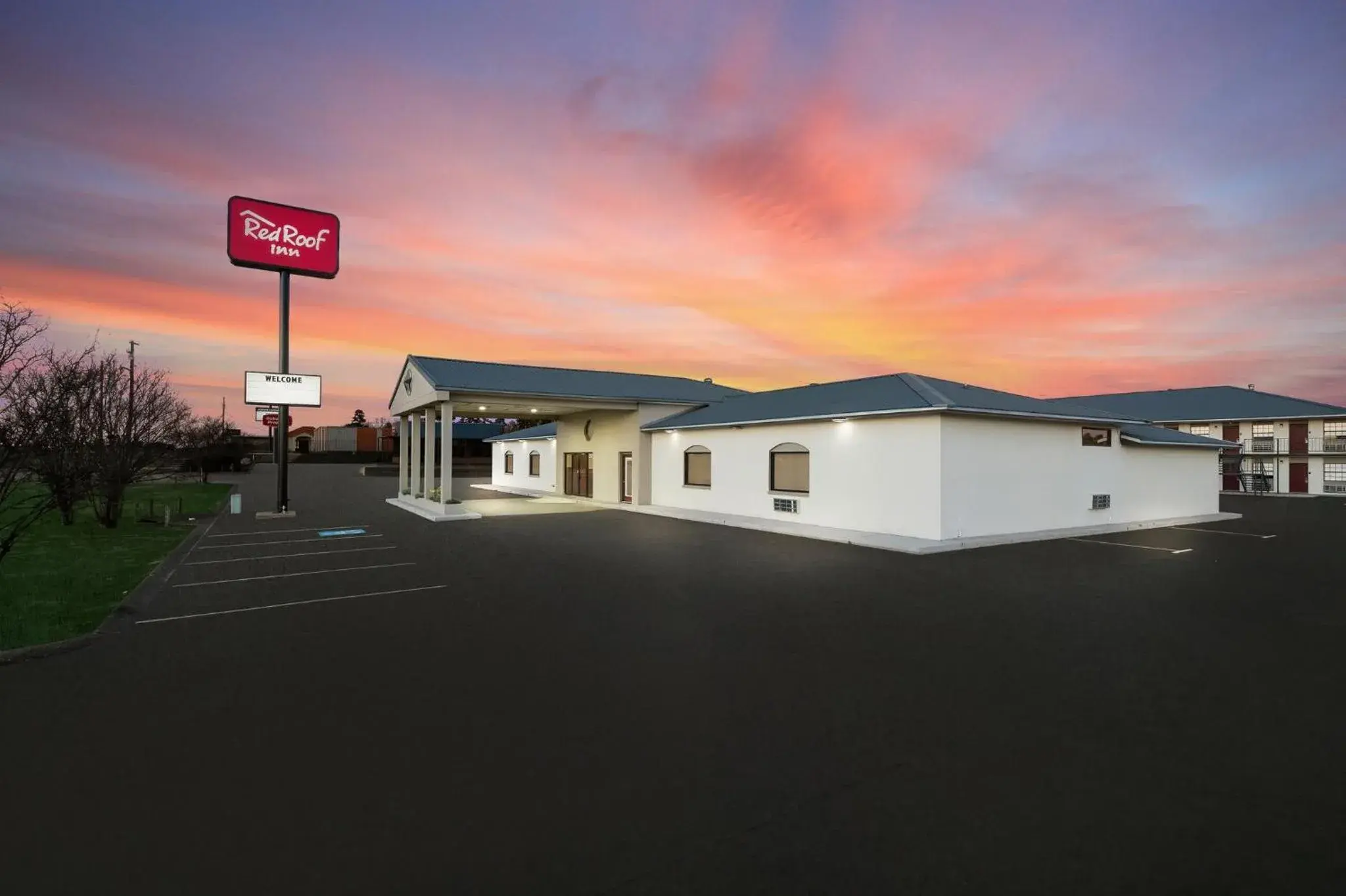 Property building in Red Roof Inn Nacogdoches Property building in Red Roof Inn Nacogdoches