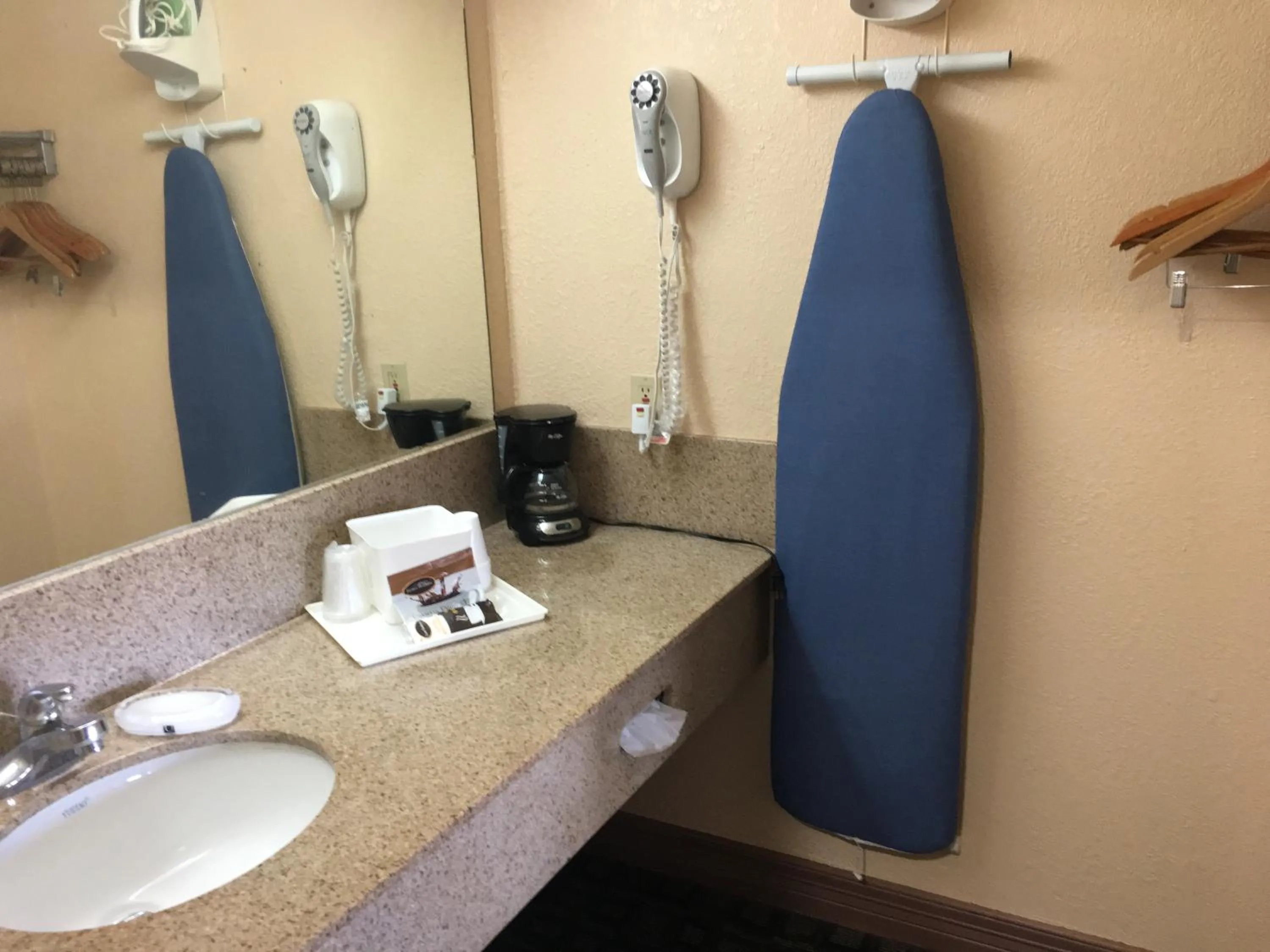 Coffee/tea facilities in Americas Best Value Inn-Near NRG Park/Medical Center