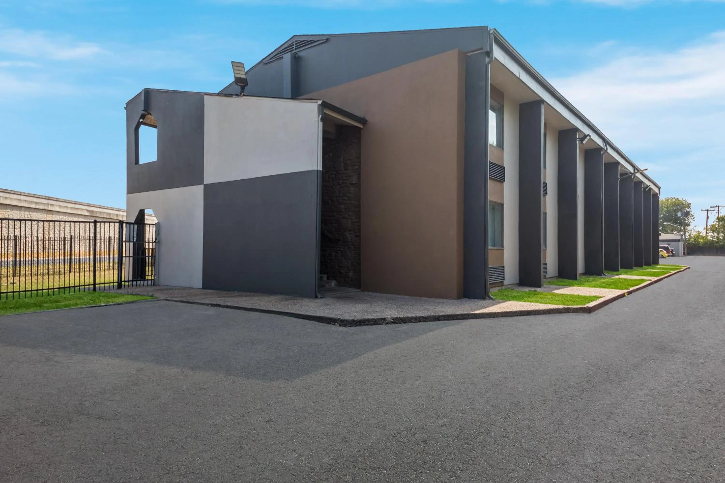 Property building in Scottish Inns Austin Downtown