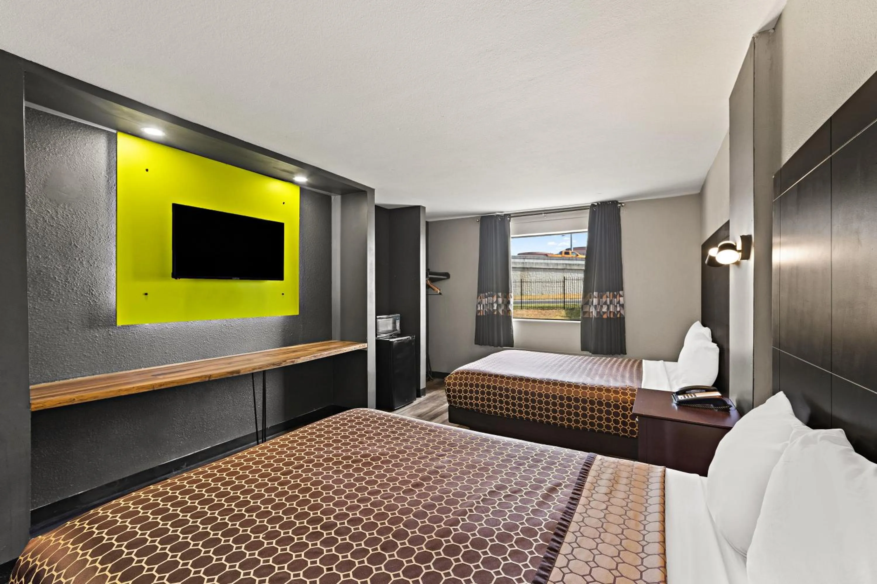 Photo of the whole room, Bed in Scottish Inns Austin Downtown