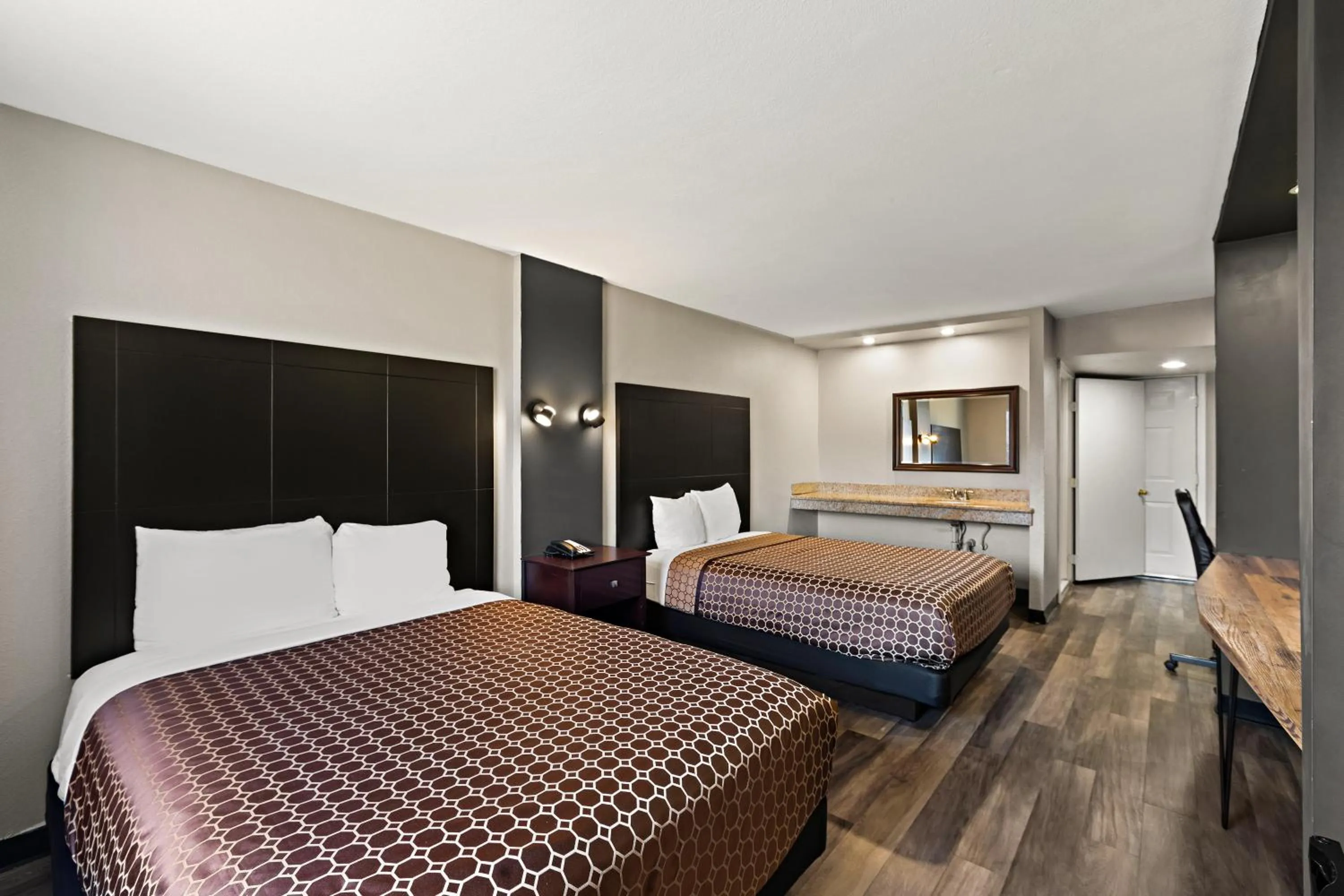 Photo of the whole room, Bed in Scottish Inns Austin Downtown