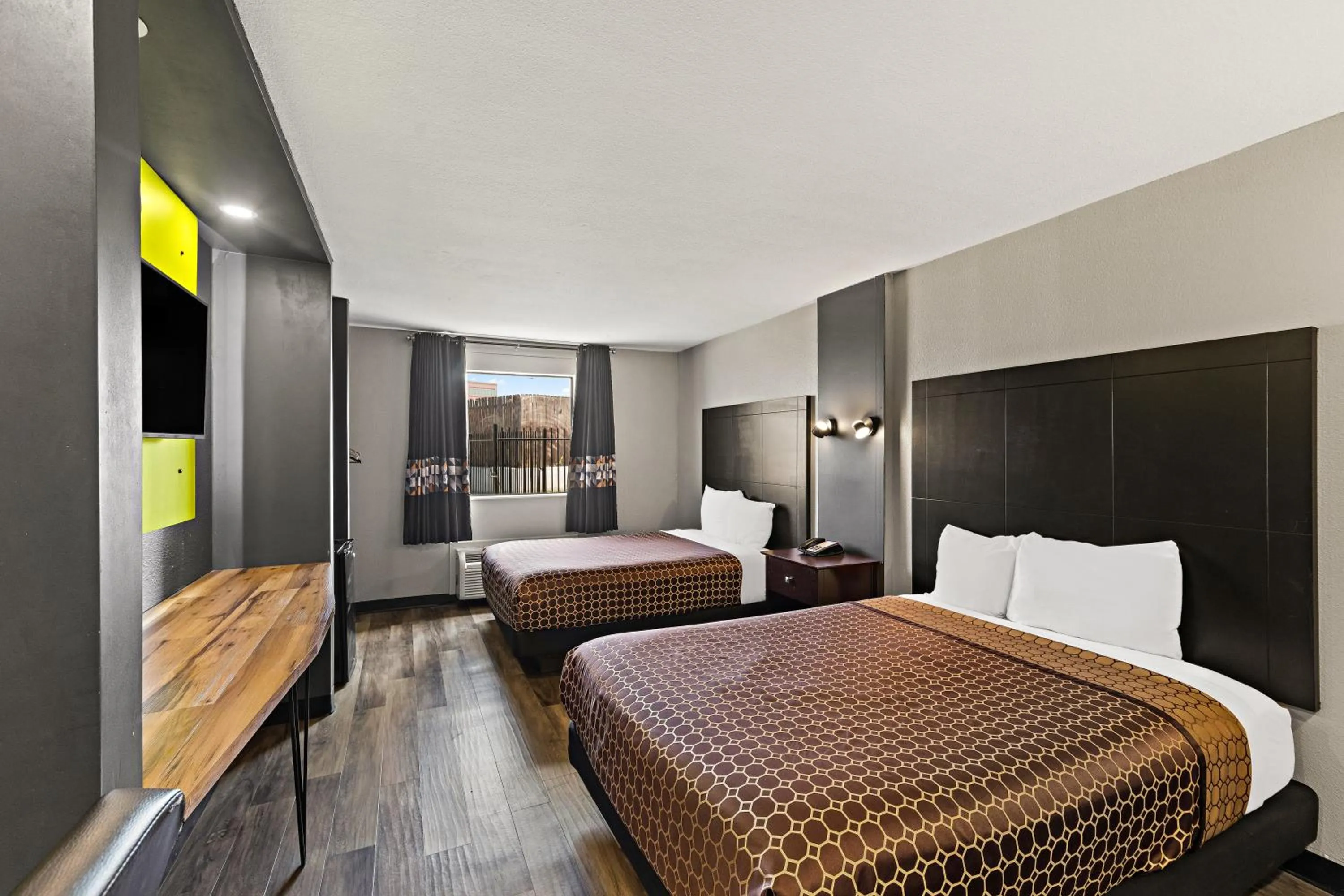 Bedroom, Bed in Scottish Inns Austin Downtown