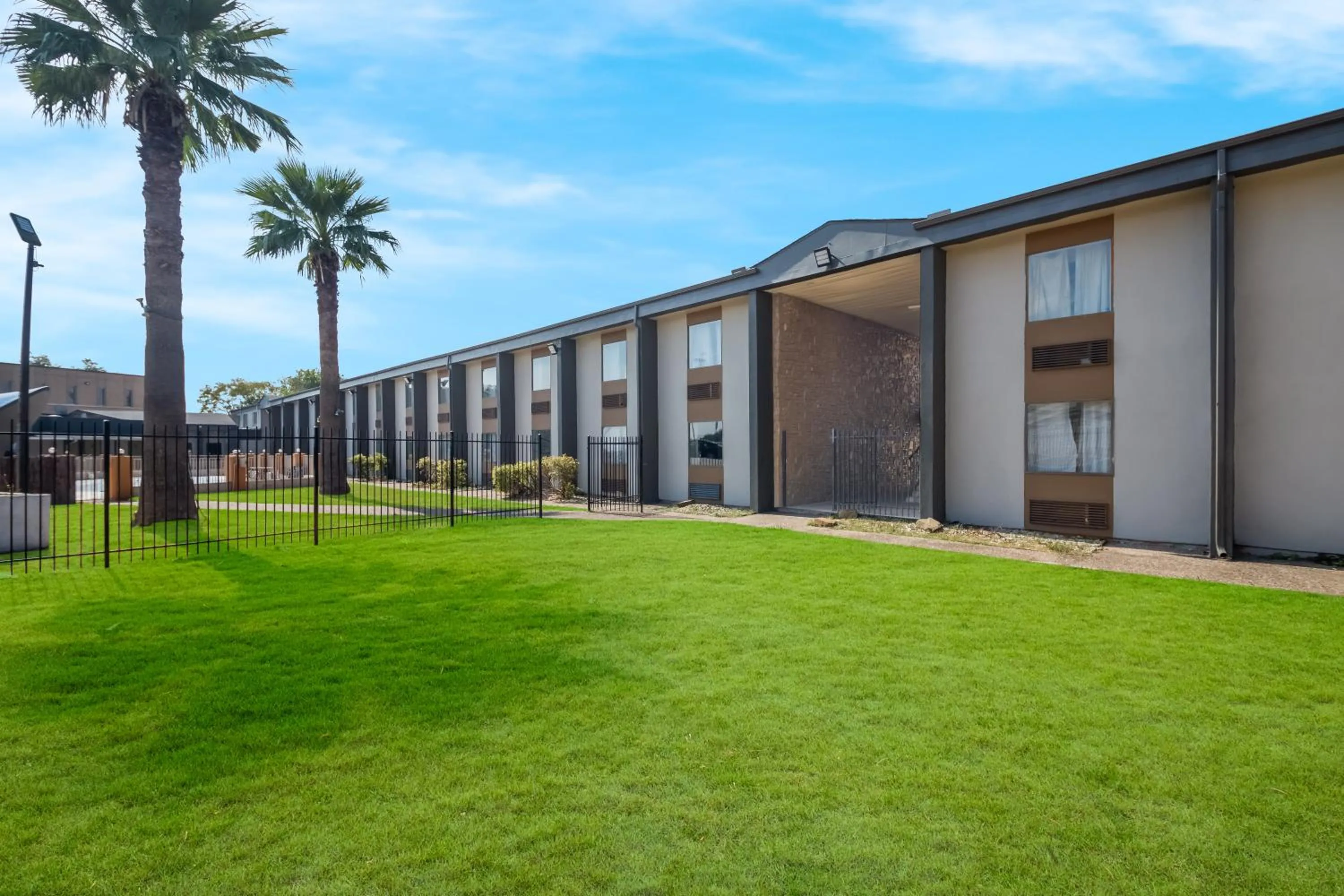 Property building in Scottish Inns Austin Downtown