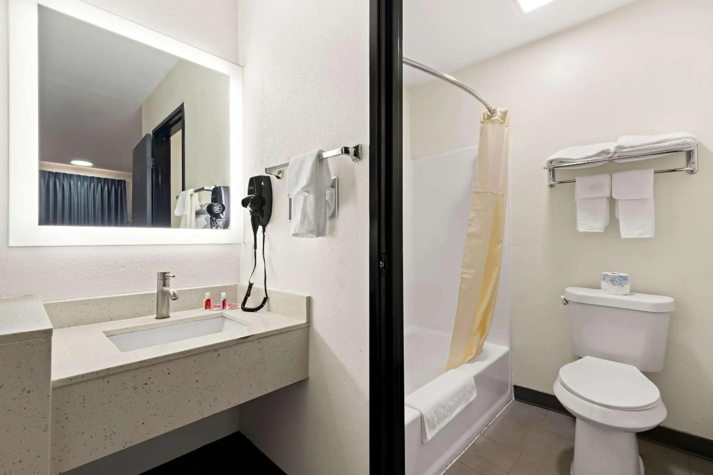 Shower in Econo Lodge Dumas