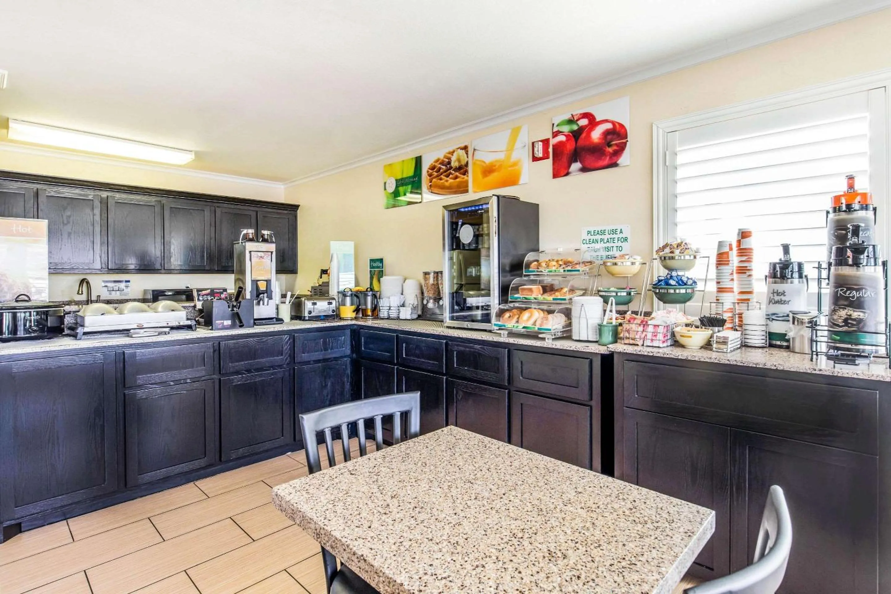 Restaurant/places to eat in Quality Inn & Suites