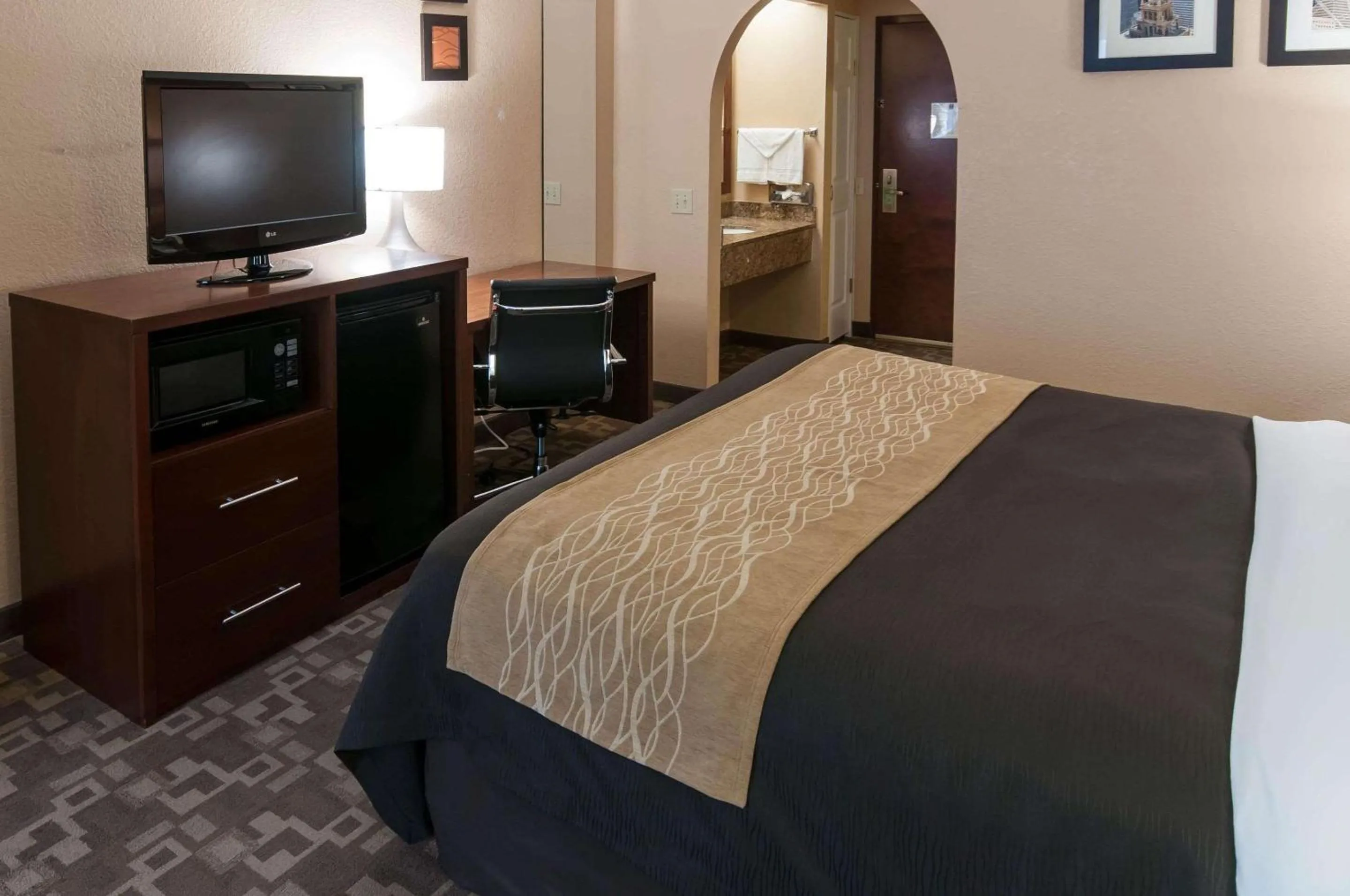 Photo of the whole room, Bed in Comfort Inn North Conroe