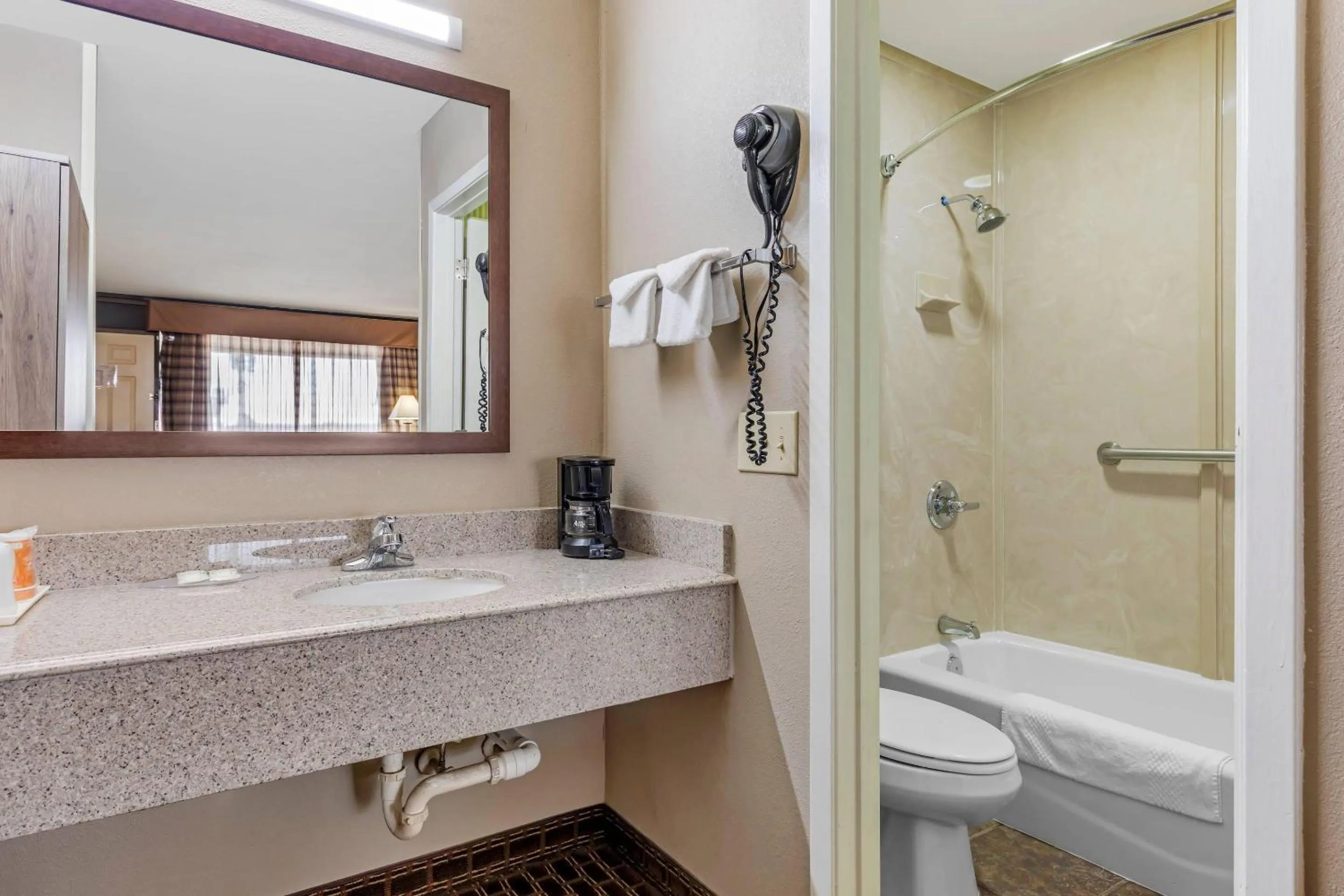 Bedroom in Quality Inn Paris Texas