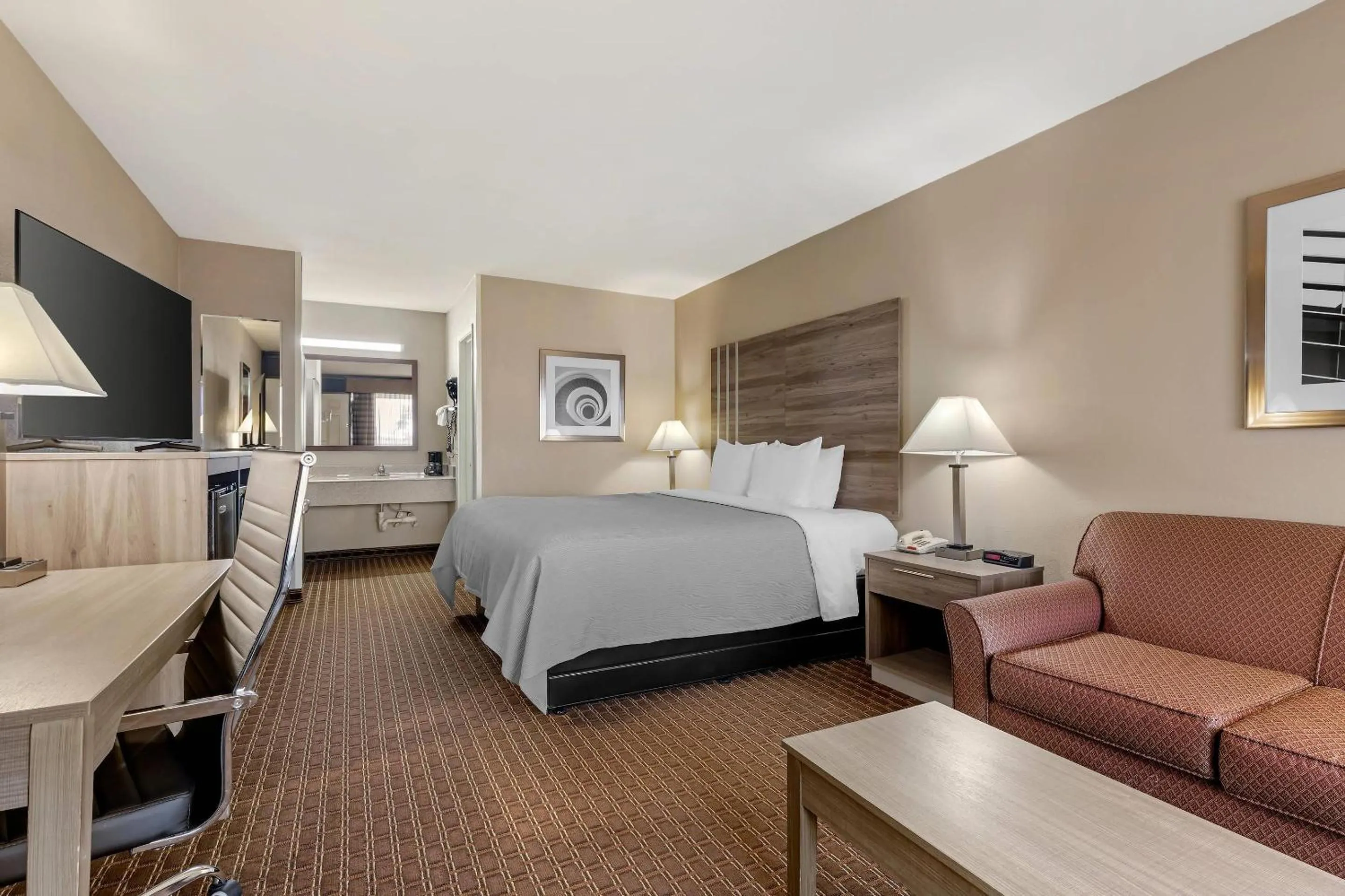 Bedroom, Bed in Quality Inn Paris Texas