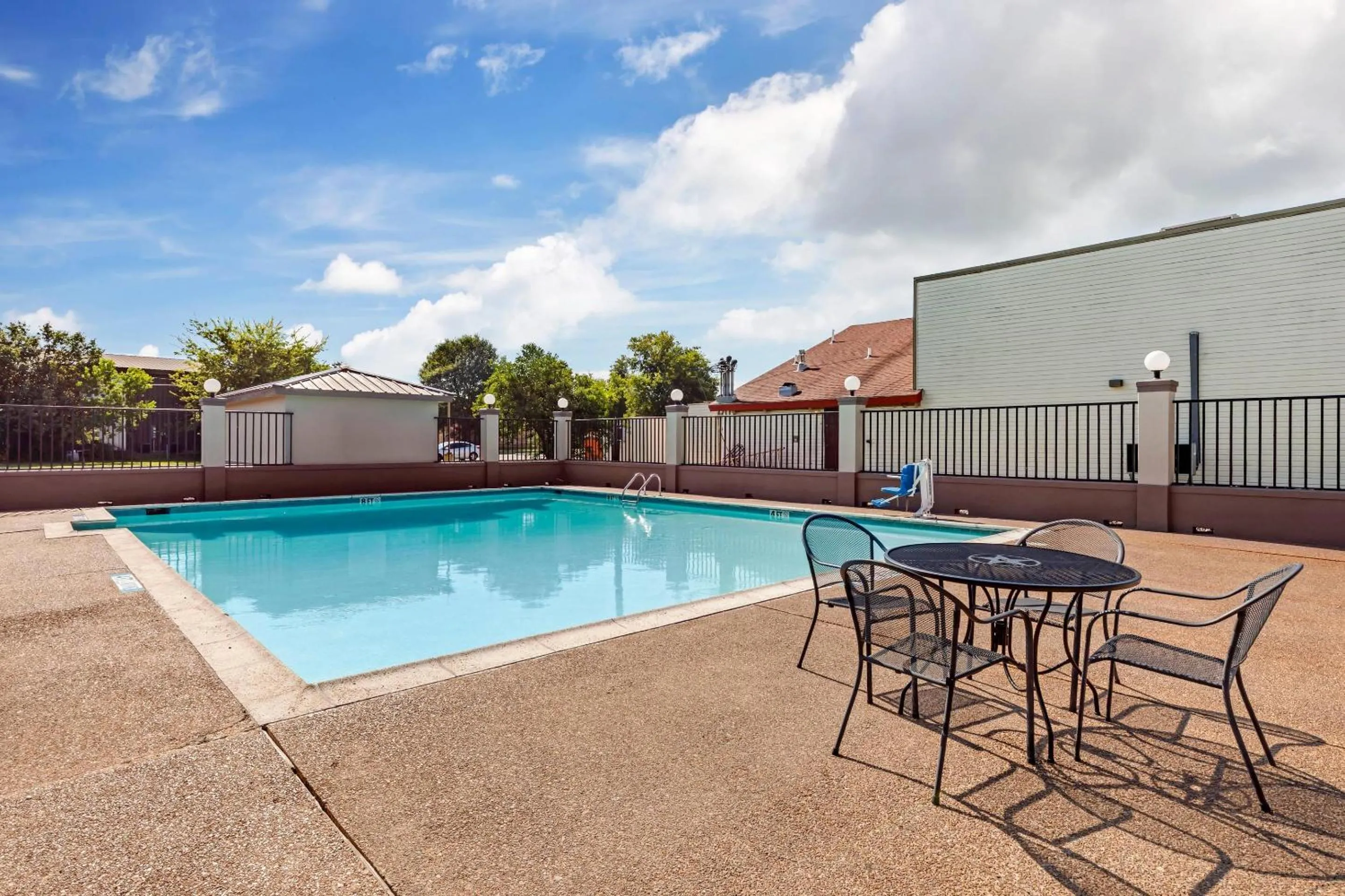 Swimming pool in Quality Inn Paris Texas