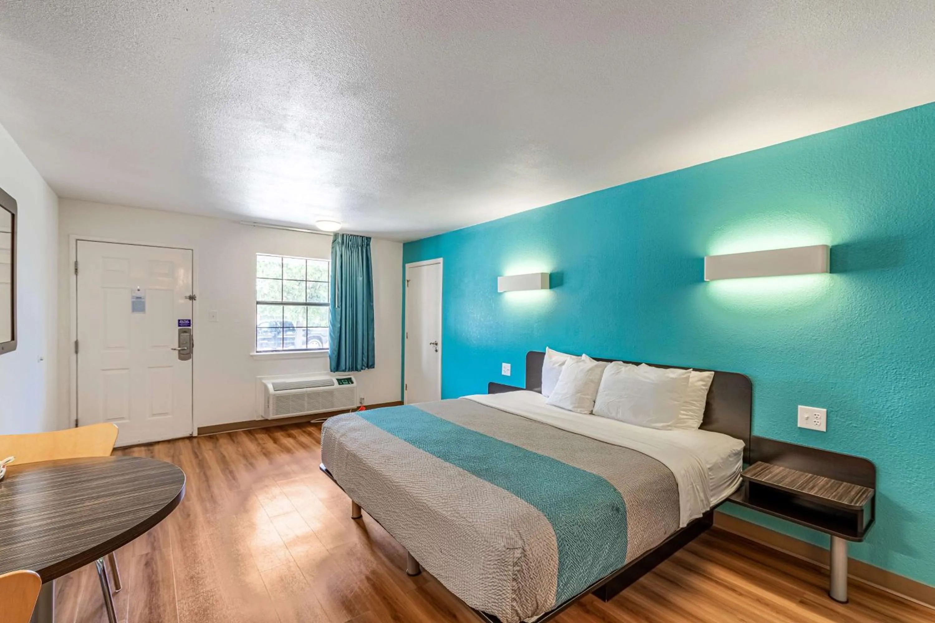 Photo of the whole room, Bed in Motel 6-Georgetown, TX