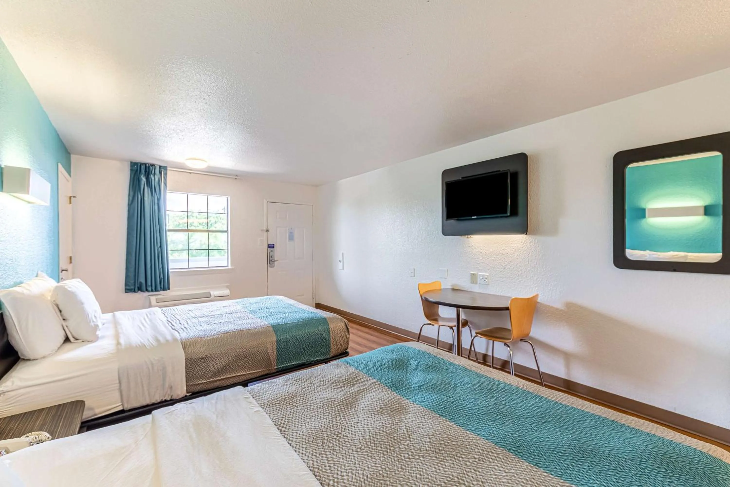 TV and multimedia, Bed in Motel 6-Georgetown, TX