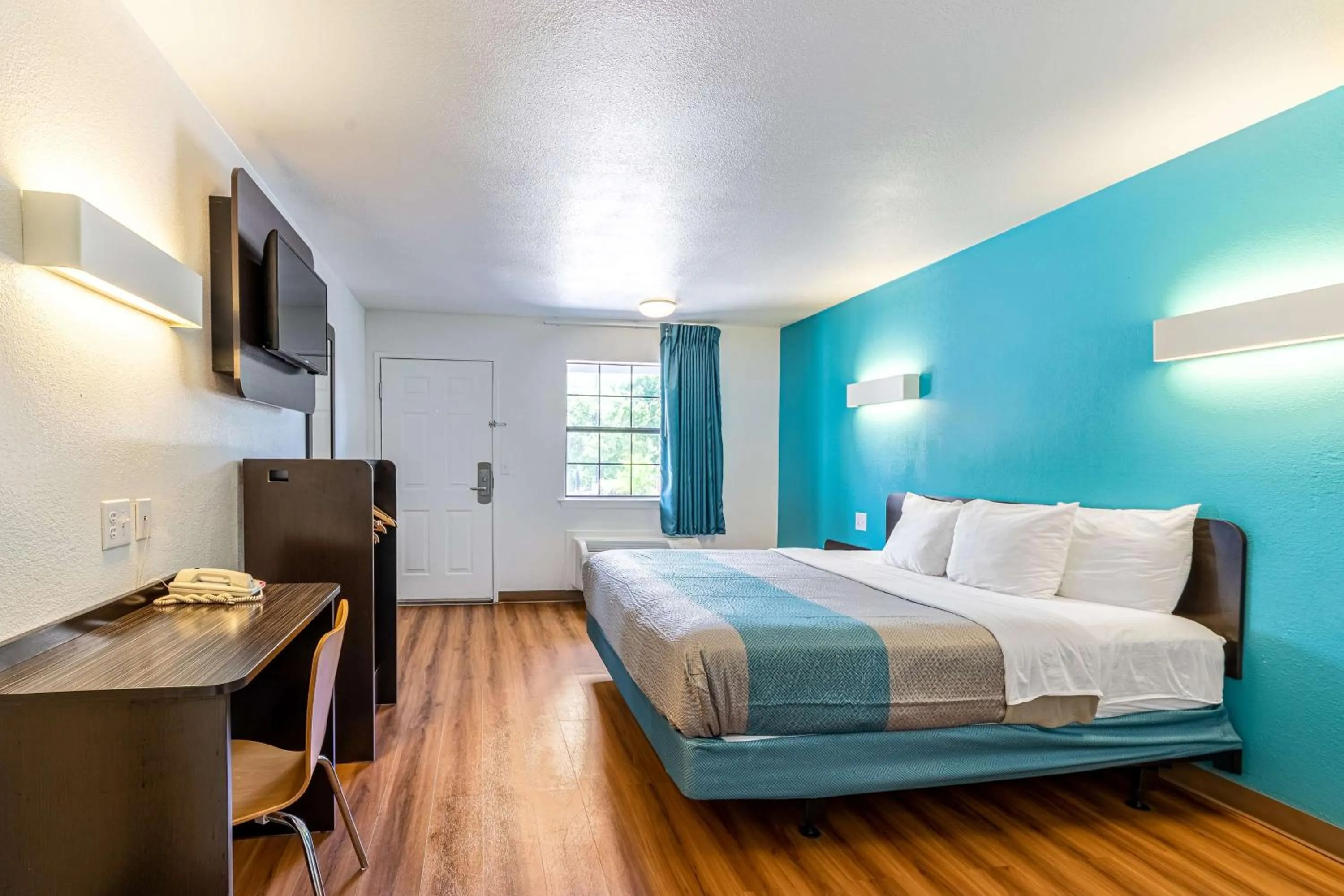 TV and multimedia, Bed in Motel 6-Georgetown, TX