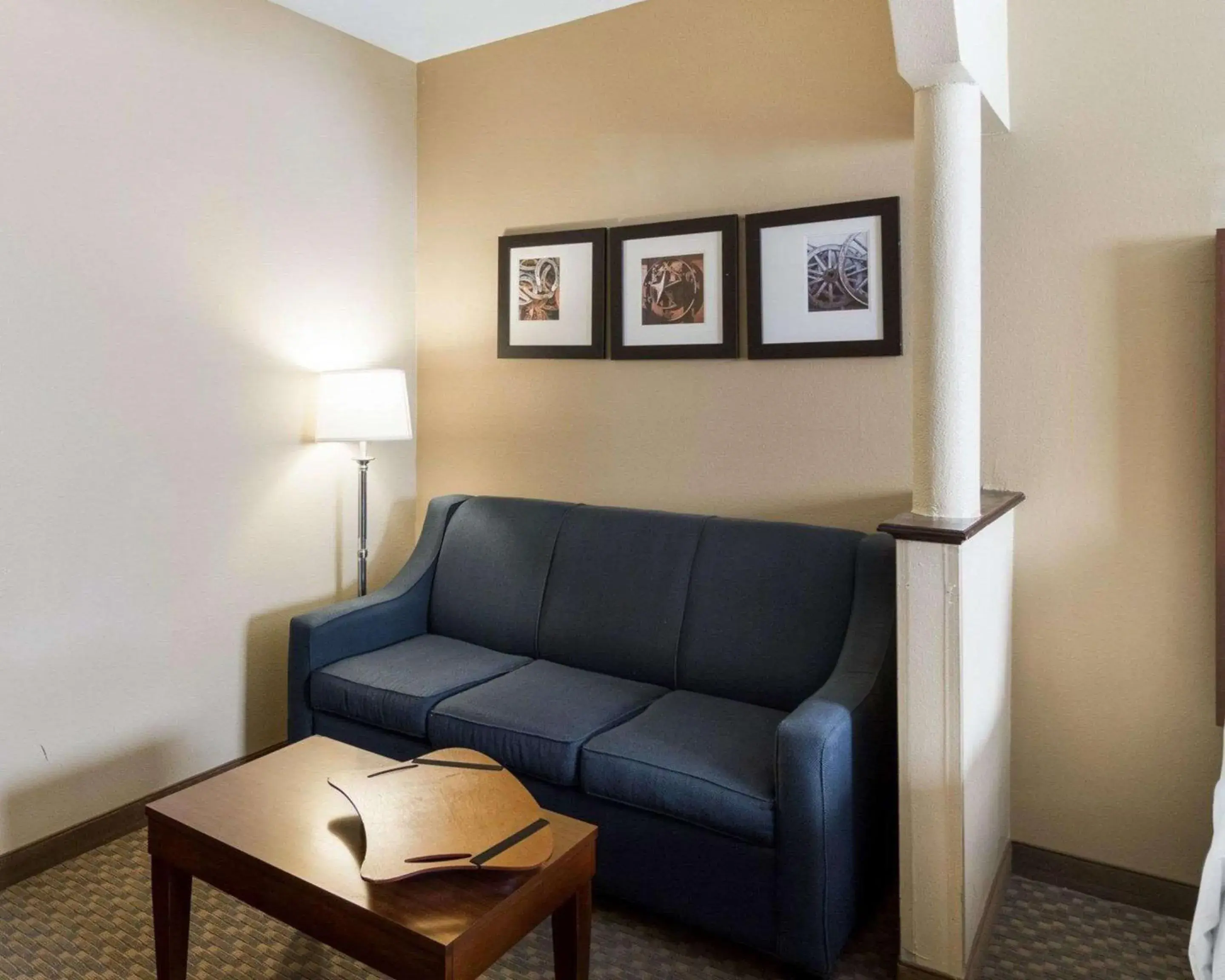 Photo of the whole room in Quality Suites Midland North Loop 250 Photo of the whole room in Quality Suites Midland North Loop 250