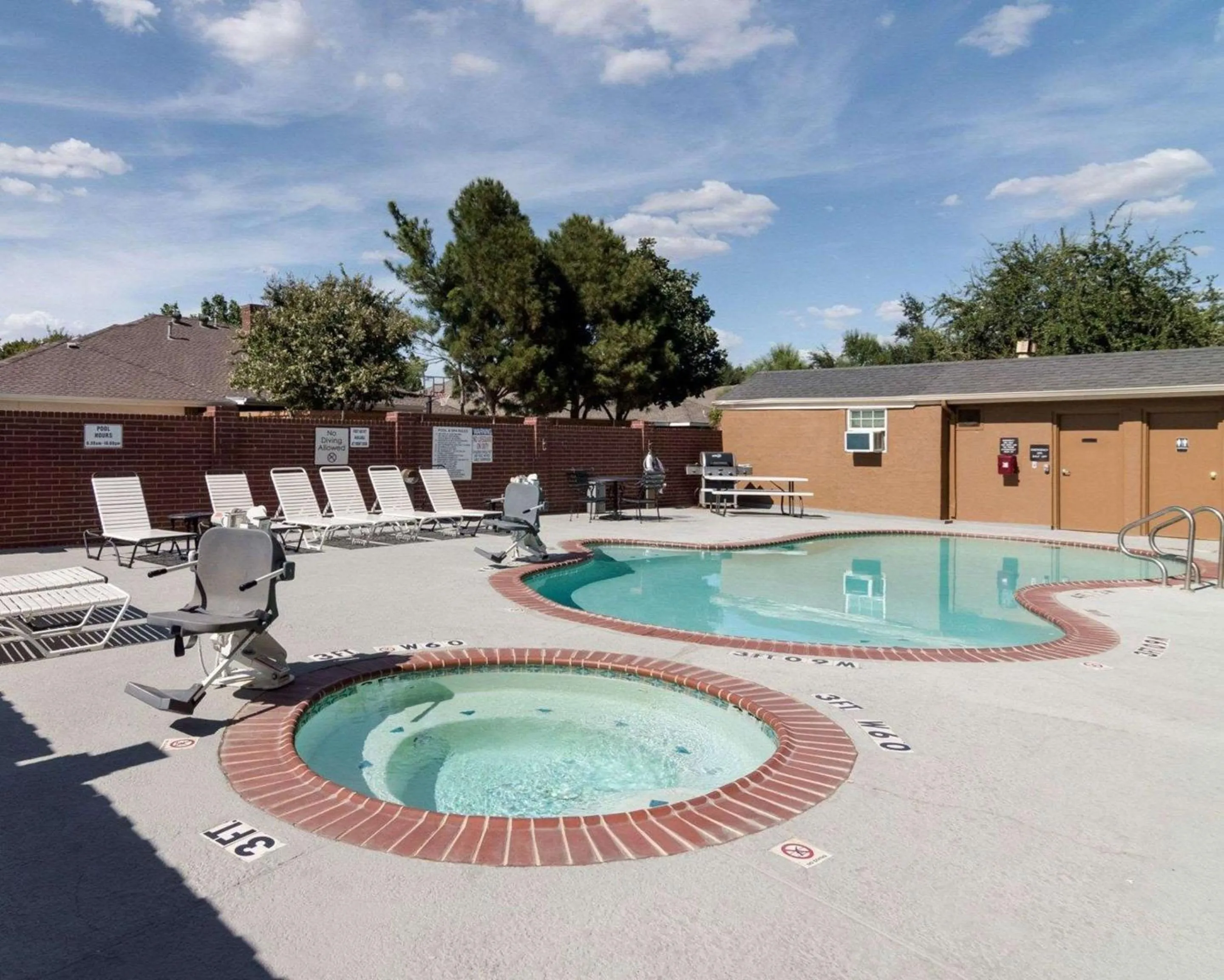 Swimming pool in Quality Suites Midland North Loop 250