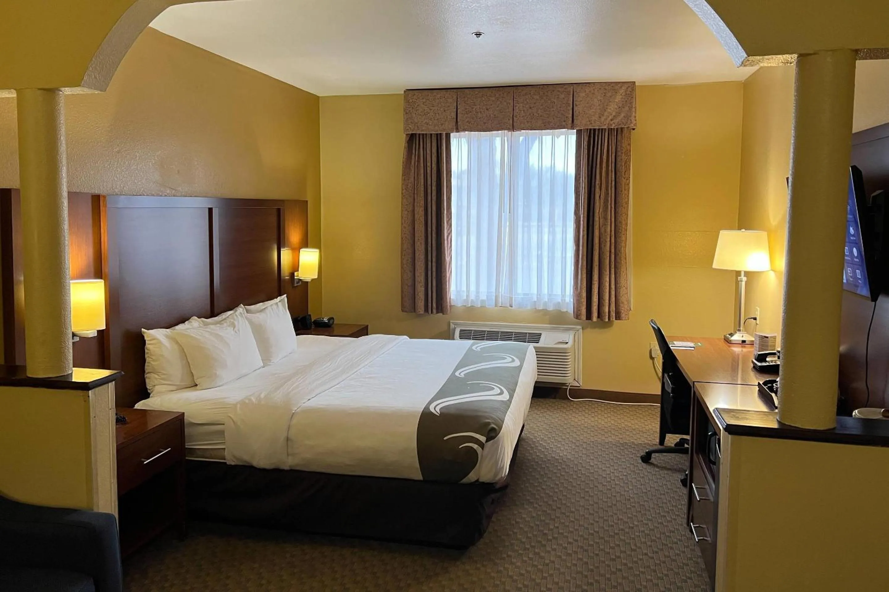 Bedroom, Bed in Quality Suites Midland North Loop 250