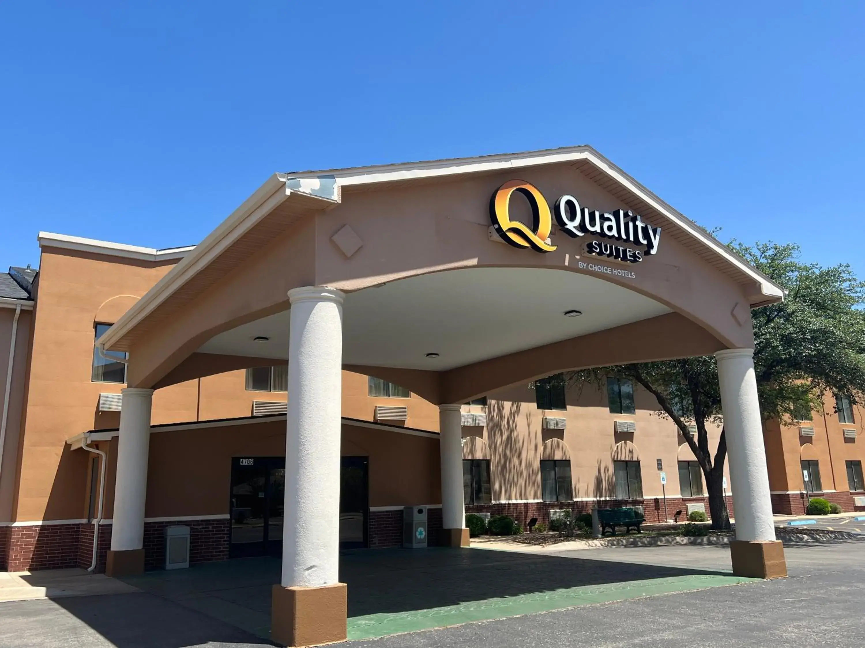 Property building in Quality Suites Midland North Loop 250 Property building in Quality Suites Midland North Loop 250