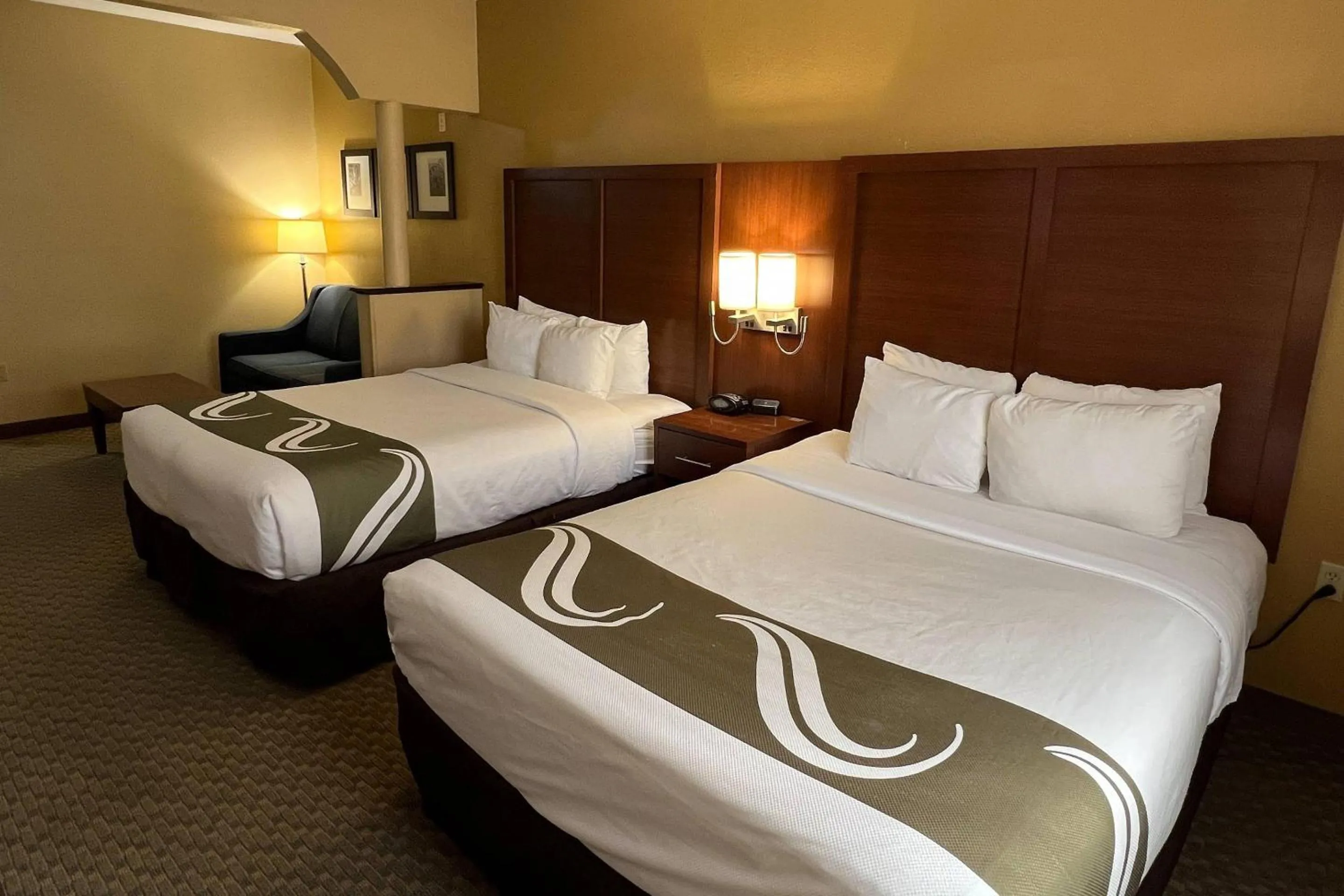 Bedroom, Bed in Quality Suites Midland North Loop 250