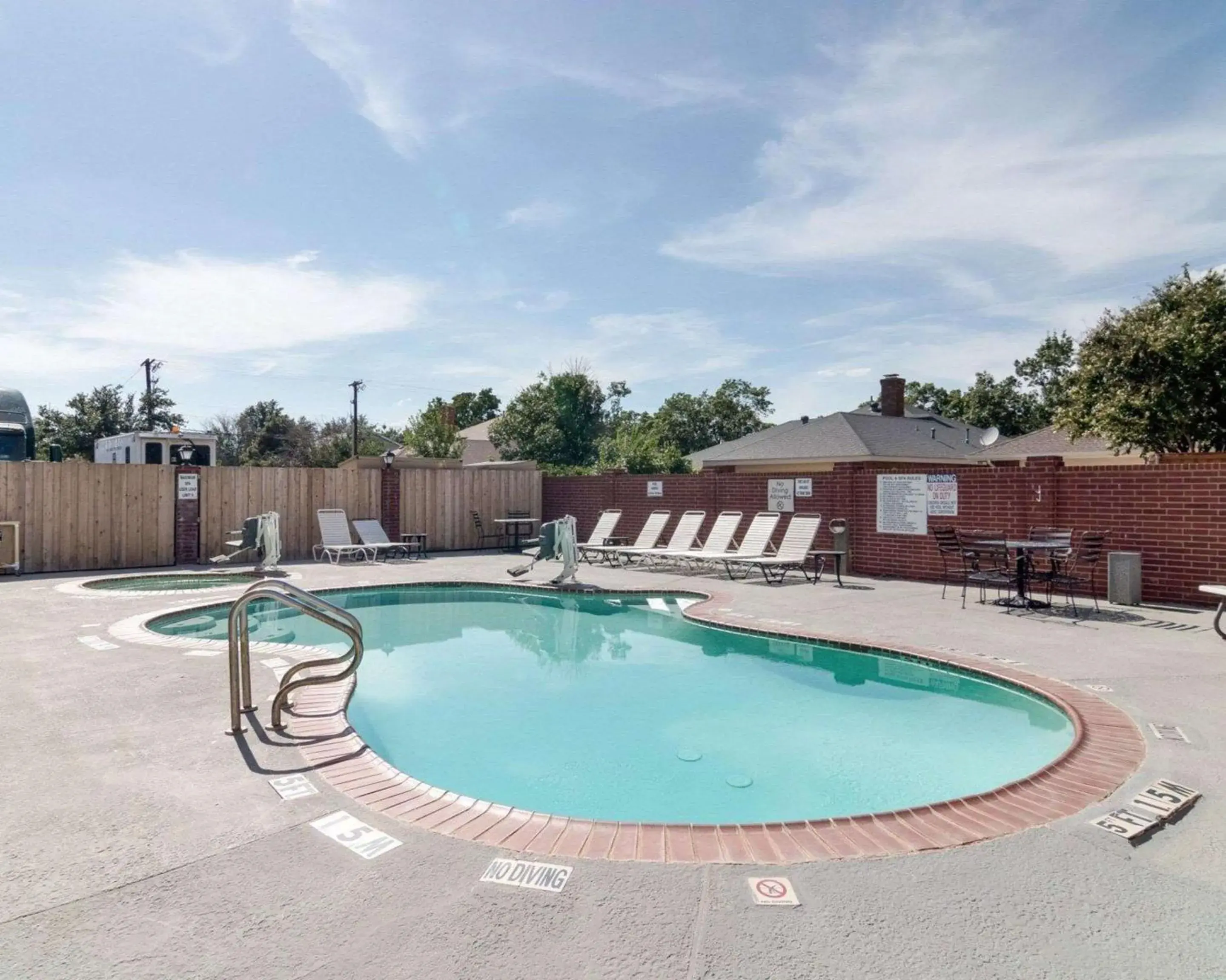 Swimming pool in Quality Suites Midland North Loop 250 Swimming pool in Quality Suites Midland North Loop 250