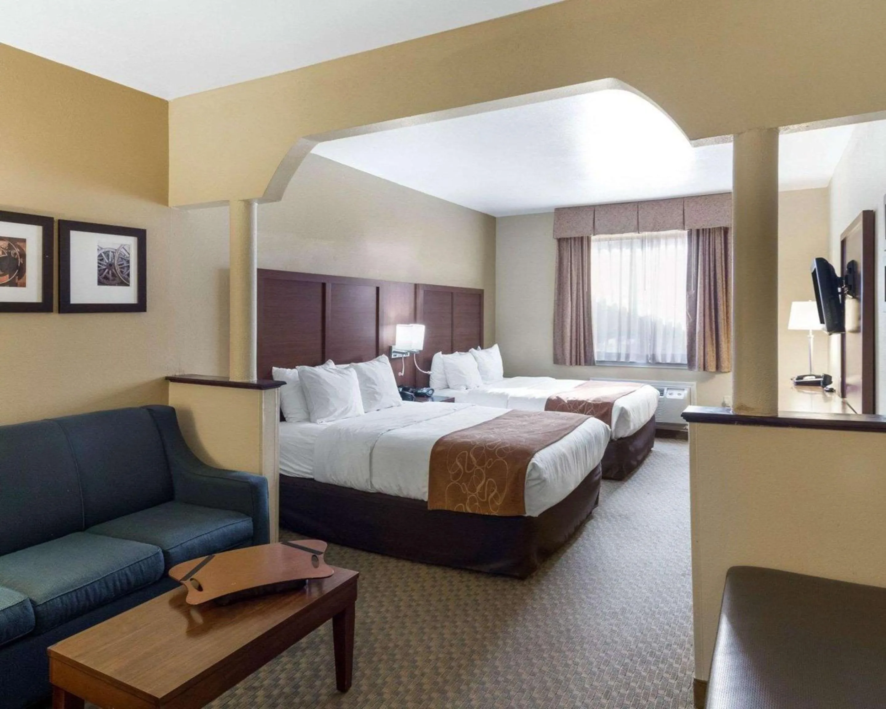 Photo of the whole room, Bed in Quality Suites Midland North Loop 250