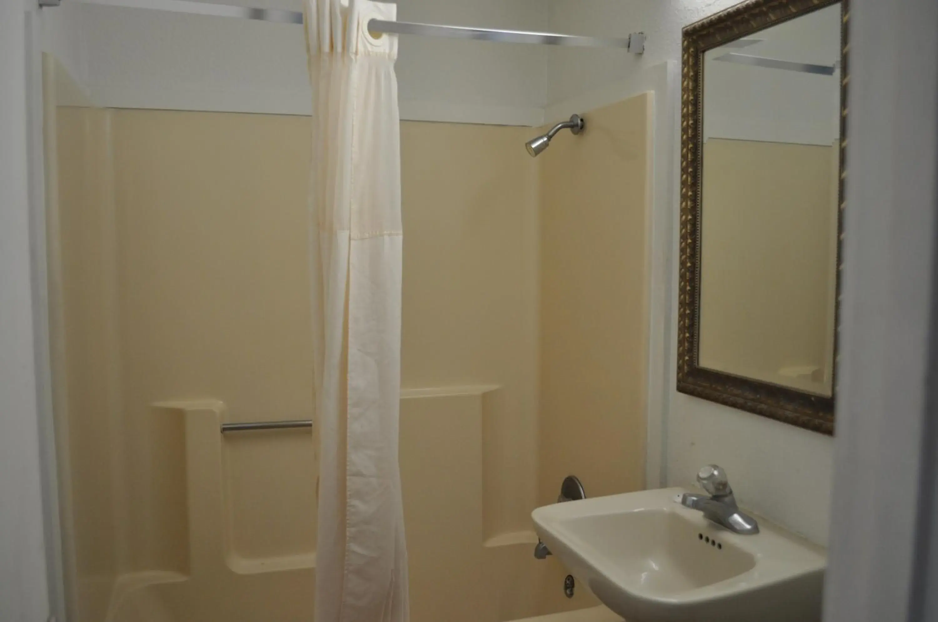 King Room - Smoking in Raider Inn King Room - Smoking in Raider Inn