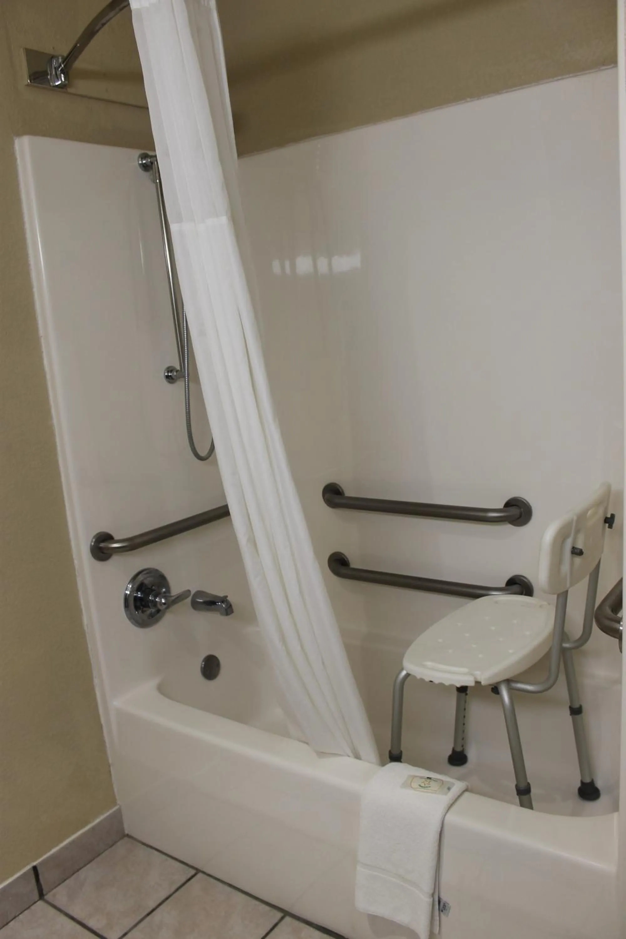 Bath in Quality Inn & Suites Terrell