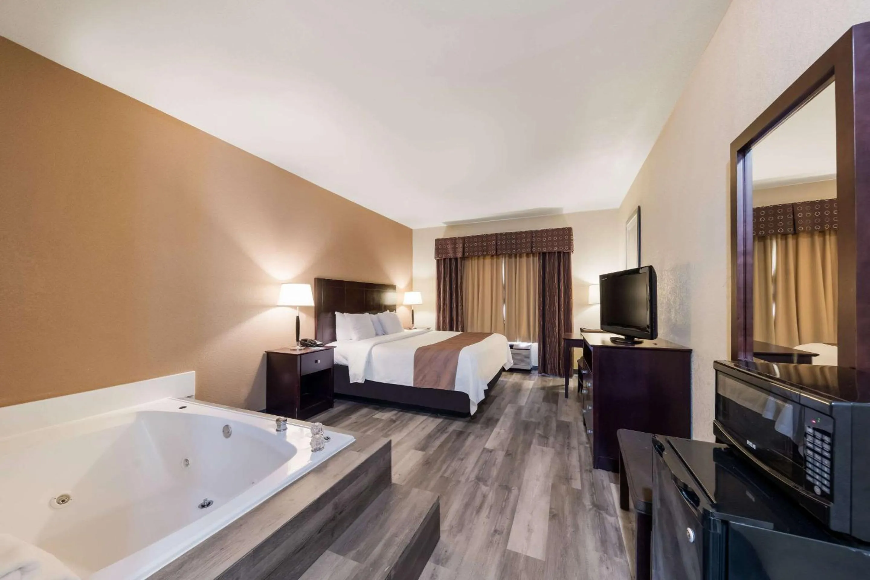 Bedroom, Bed in Quality Inn & Suites Terrell