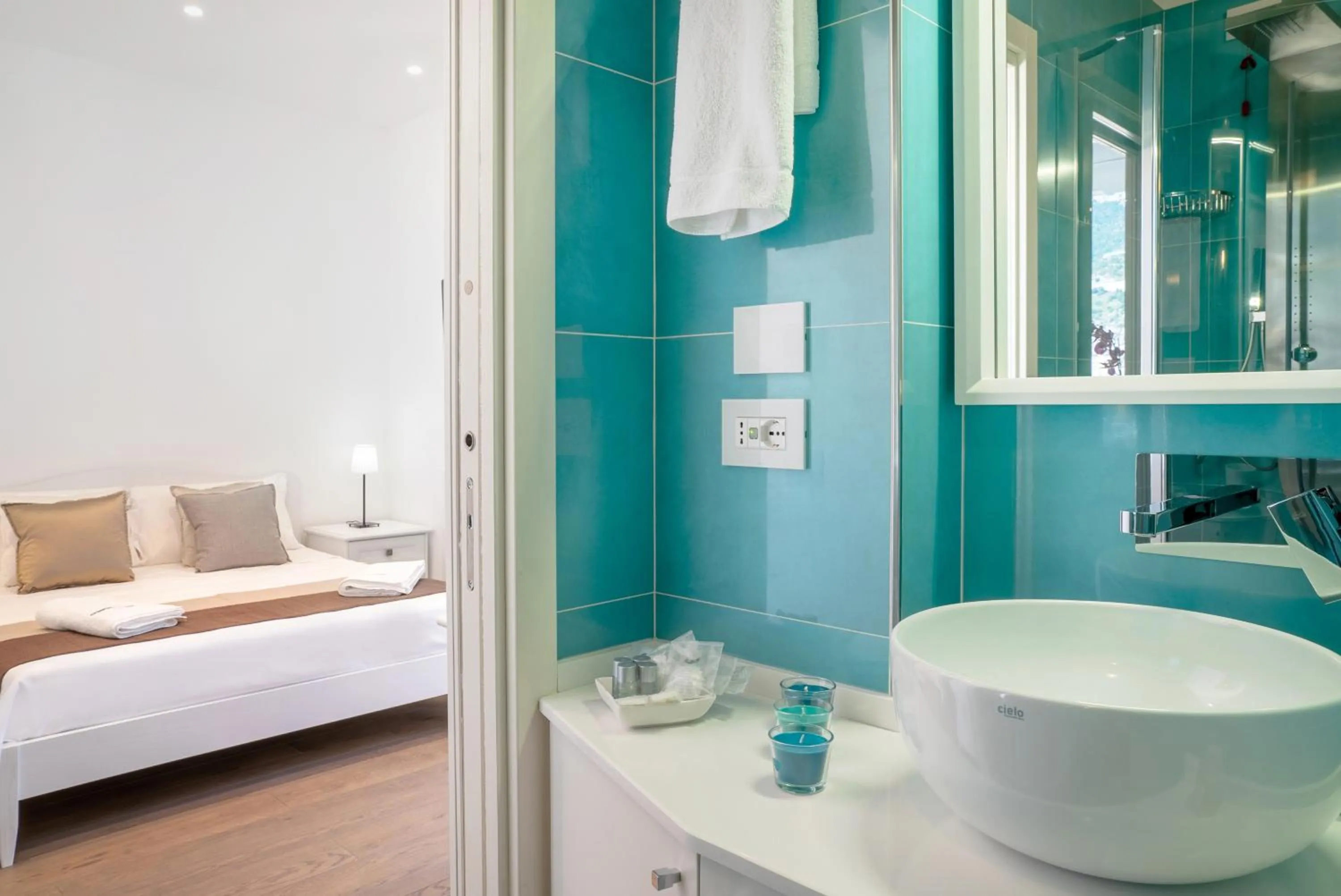 Photo of the whole room, Bed in Crescent Moon