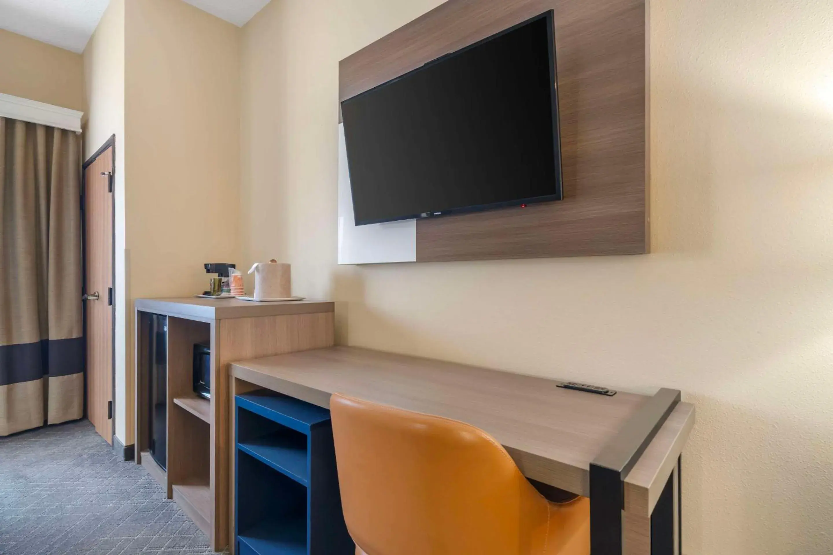 King Suite with Accessible Tub - Accessible/Non-Smoking in Comfort Suites McKinney-Allen King Suite with Accessible Tub - Accessible/Non-Smoking in Comfort Suites McKinney-Allen