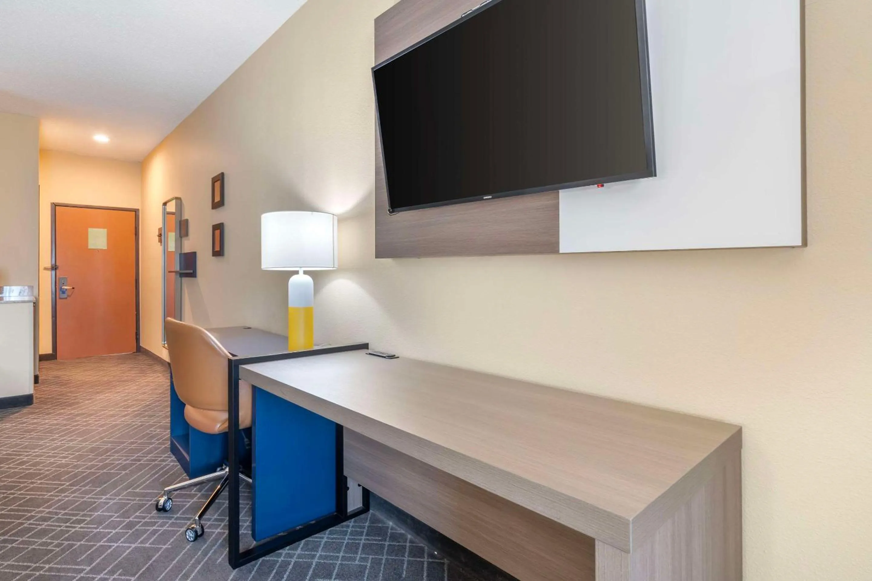 Bedroom in Comfort Suites McKinney-Allen