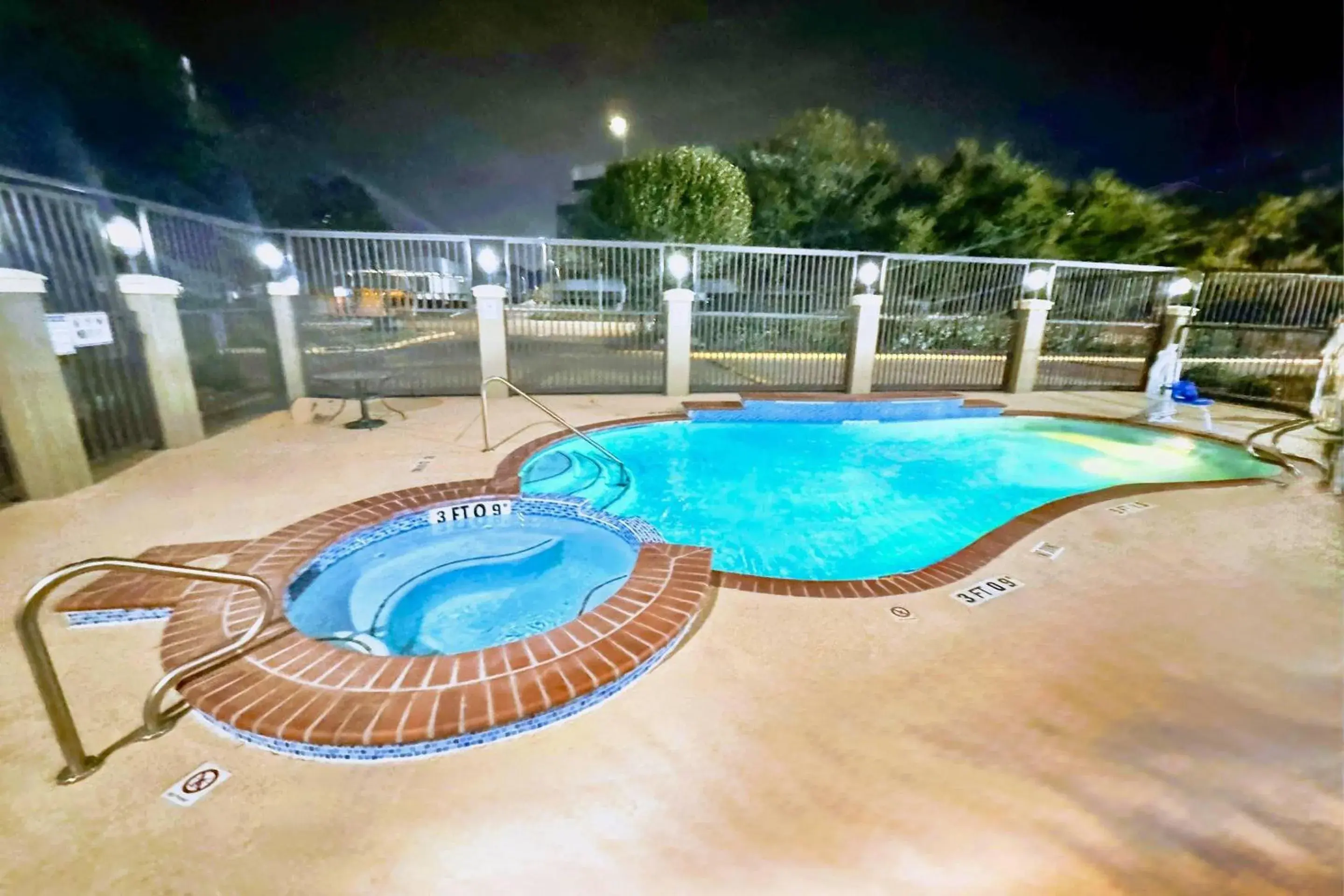 Swimming pool in Comfort Suites Westchase Houston Energy Corridor Swimming pool in Comfort Suites Westchase Houston Energy Corridor