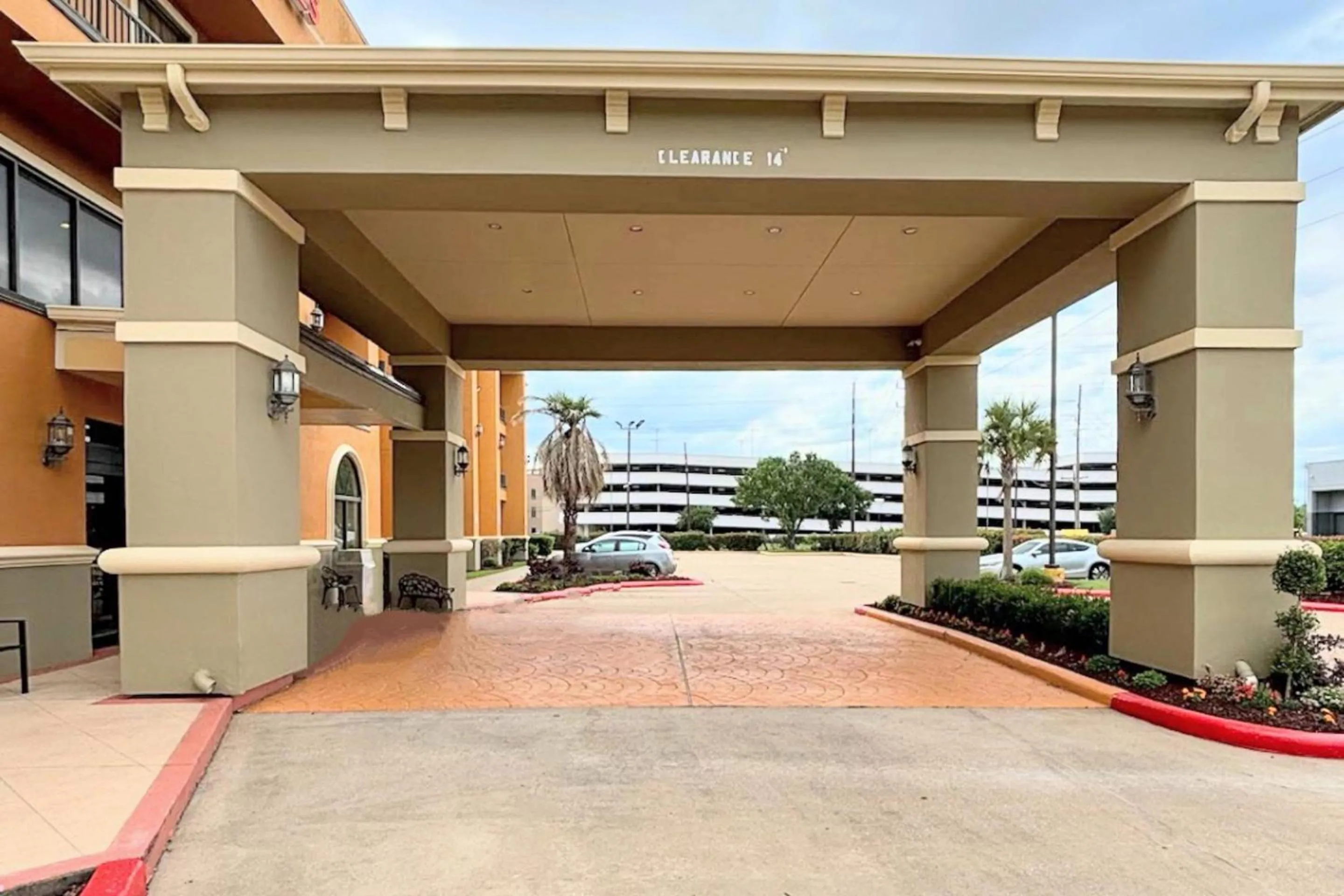Property building in Comfort Suites Westchase Houston Energy Corridor