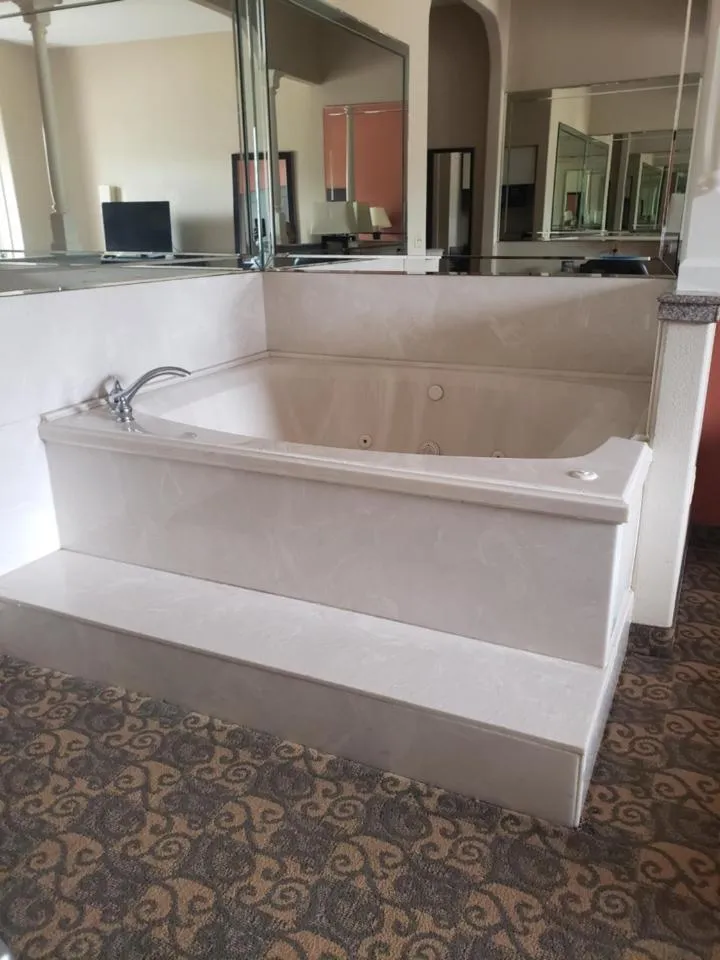 Hot Tub in Comfort Suites Westchase Houston Energy Corridor