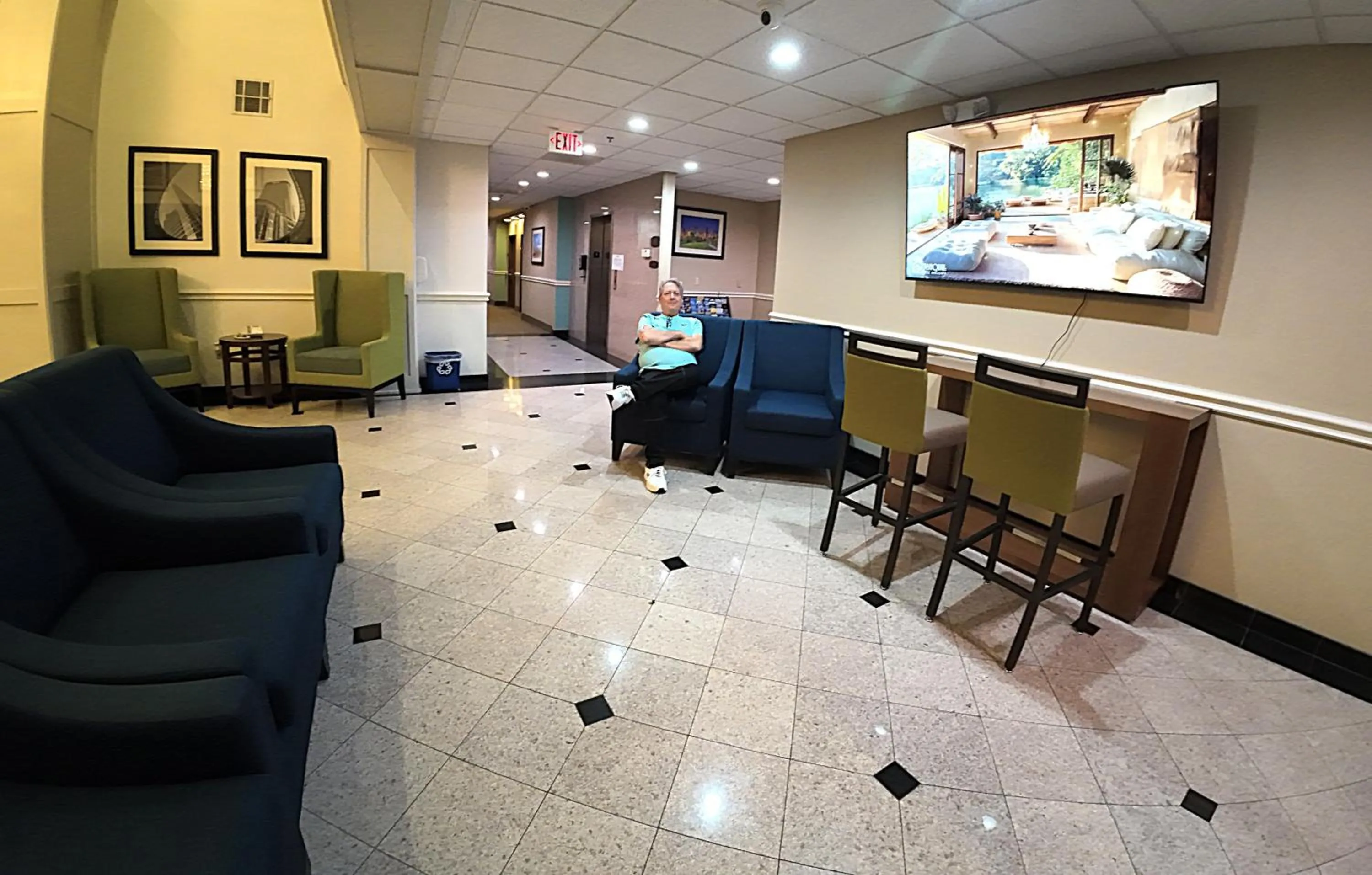 Communal lounge/ TV room in Comfort Suites Westchase Houston Energy Corridor
