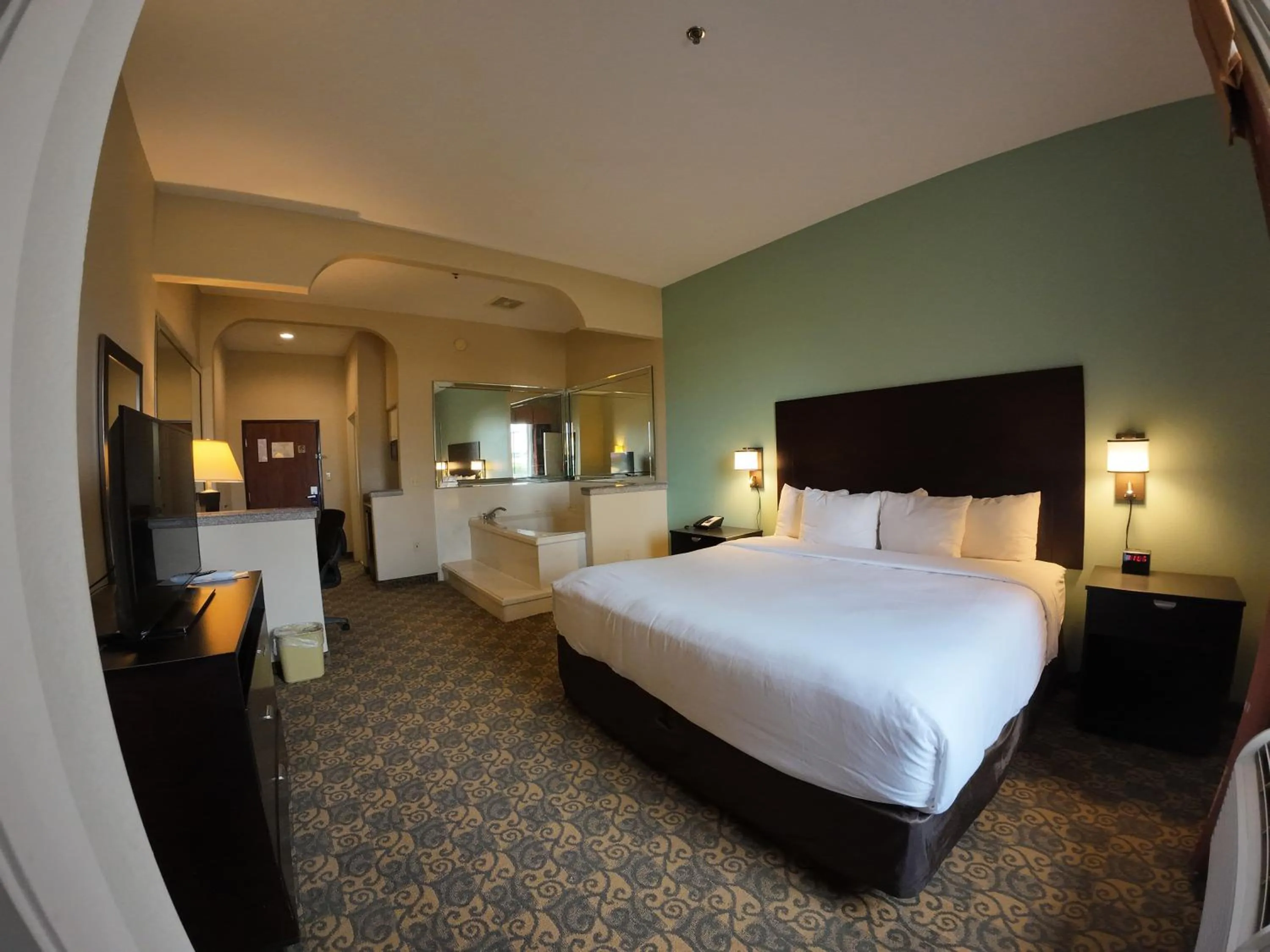 Bedroom, Bed in Comfort Suites Westchase Houston Energy Corridor