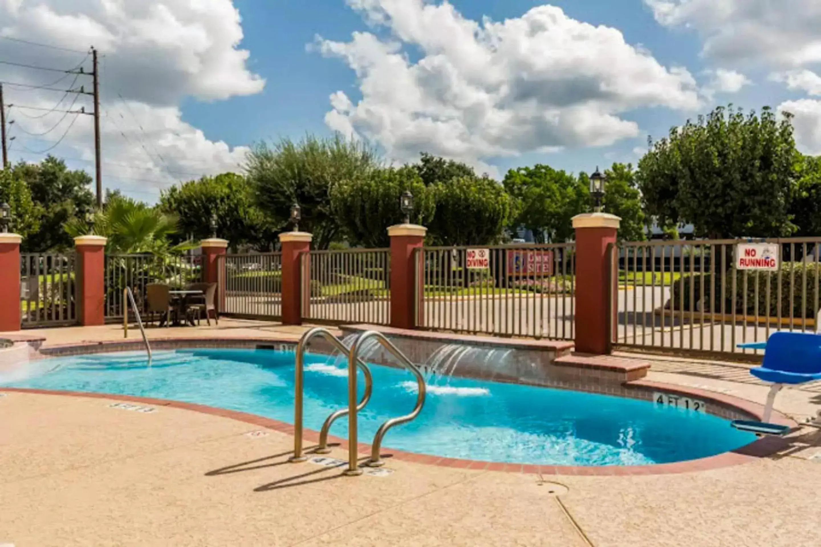 Swimming pool in Comfort Suites Westchase Houston Energy Corridor Swimming pool in Comfort Suites Westchase Houston Energy Corridor
