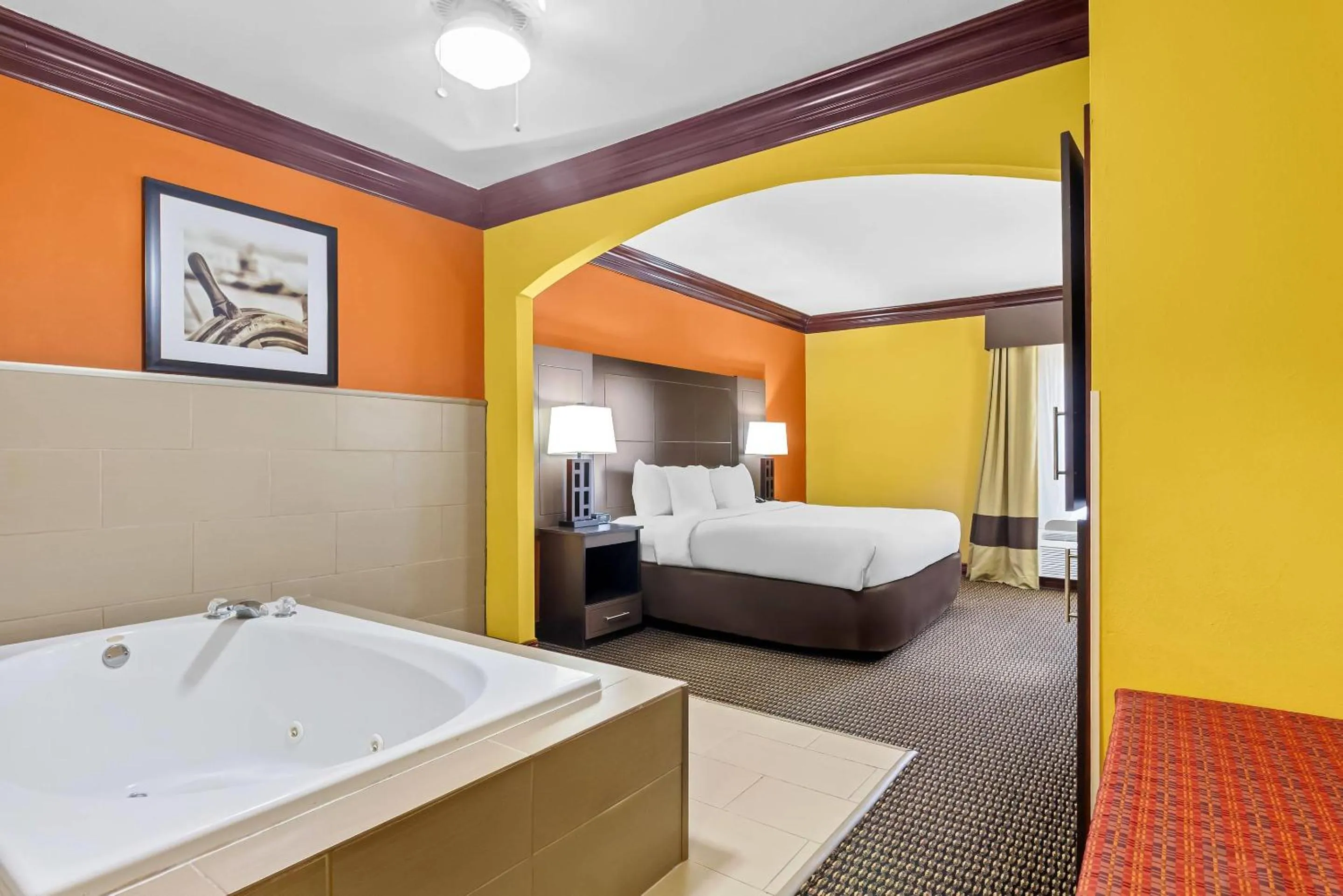 Bedroom, Bed in Comfort Suites Lake Jackson Clute