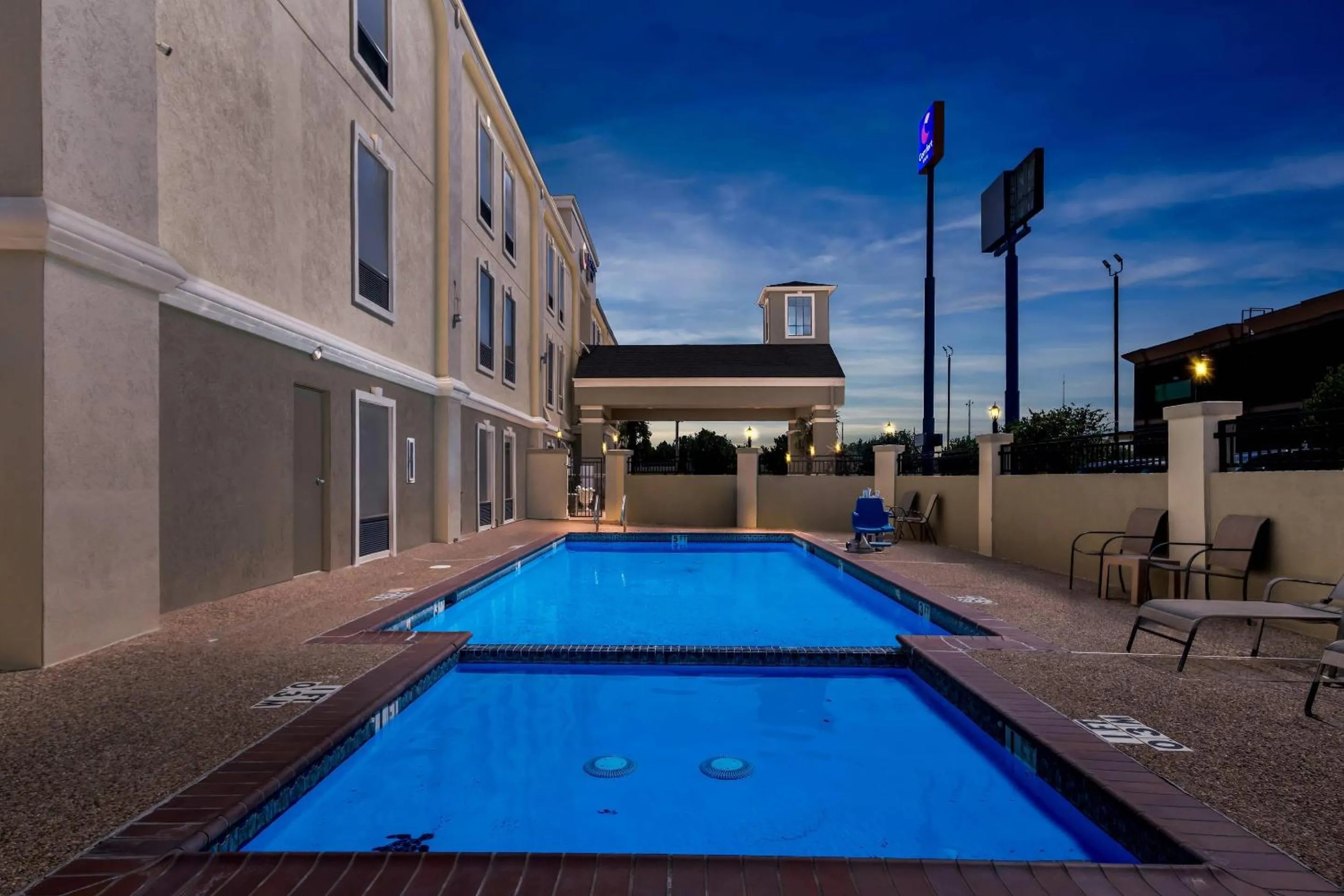 Swimming pool in Comfort Inn Corsicana East