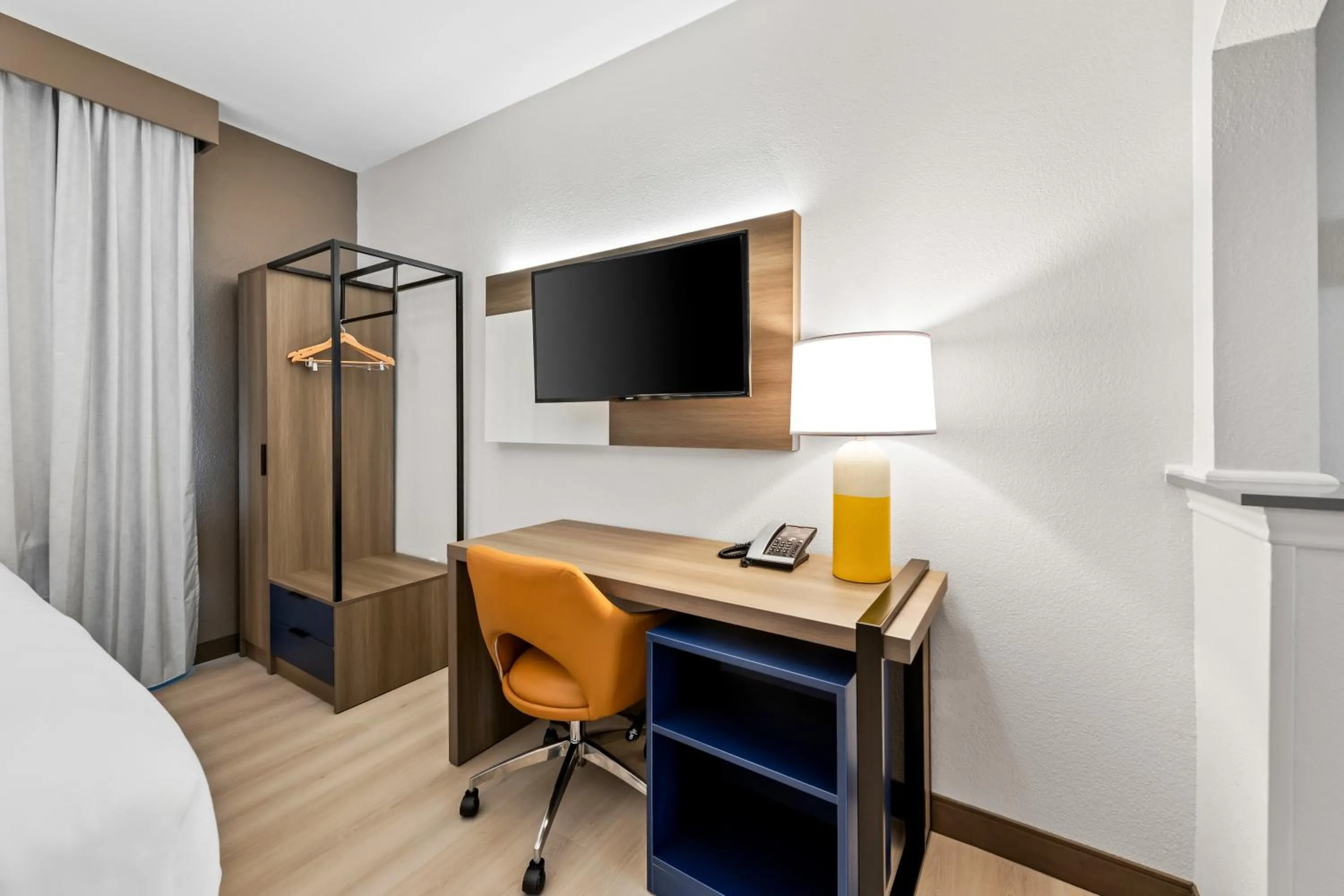 Coffee/tea facilities, Bed in Comfort Suites Texarkana Texas