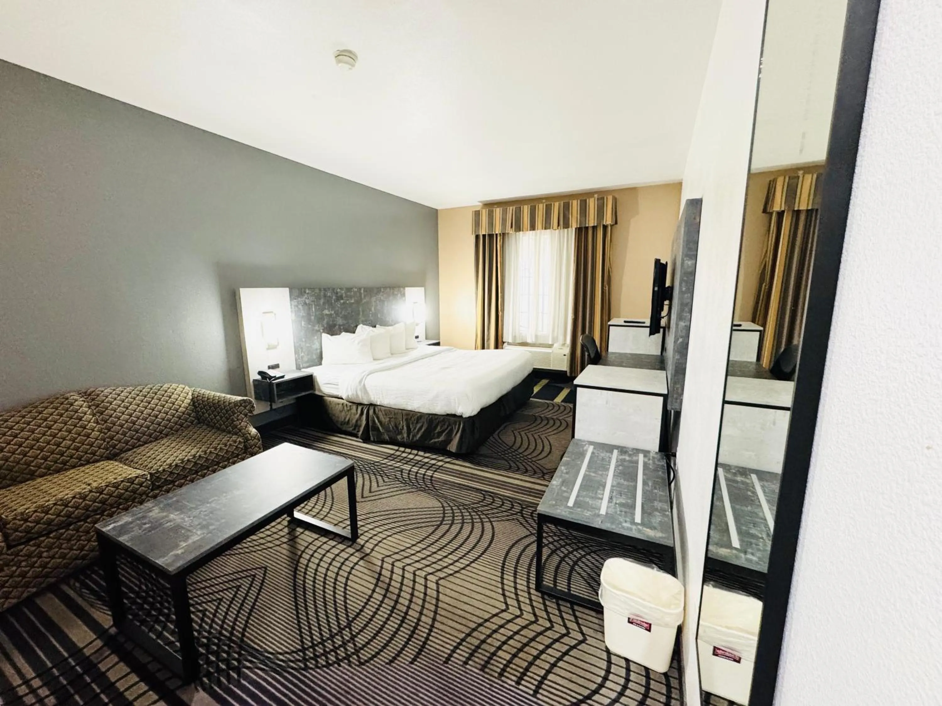 Bed in FairBridge Inn & Suites Cleburne