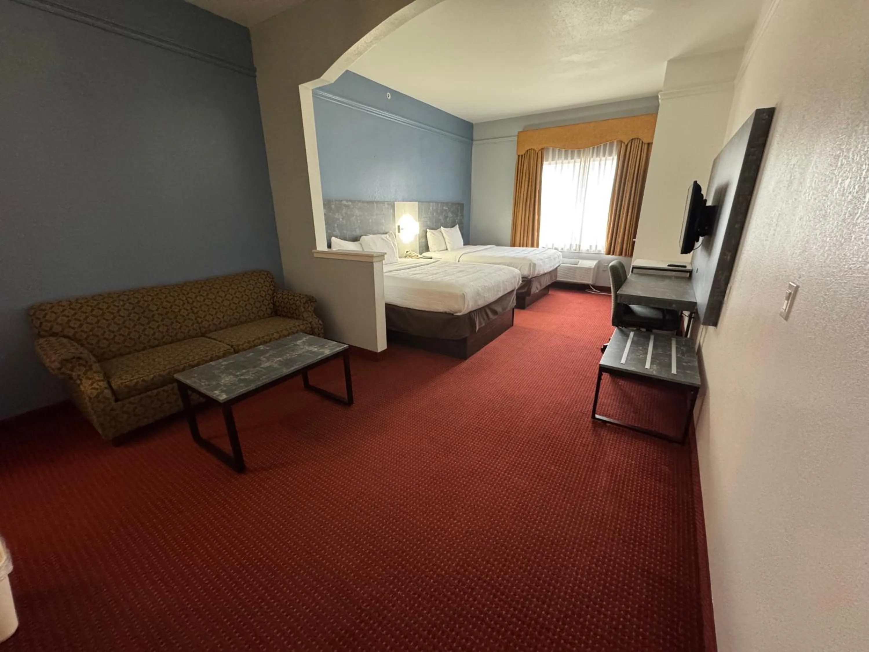 Living room, Bed in FairBridge Inn & Suites Cleburne